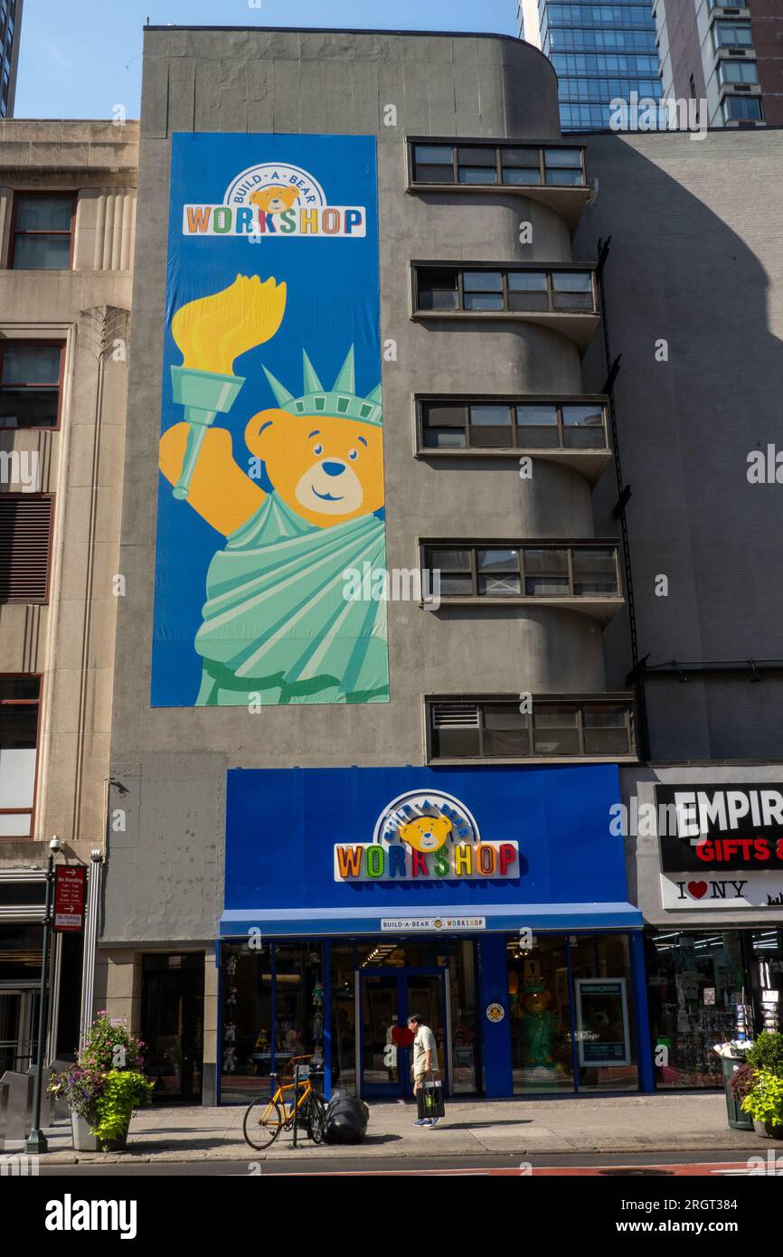Bauen Sie eine Bärenwerkstatt in der W. 34th St. in Manhattan zieht viele Familien an, bauen Sie ihre eigene Stuffy, 2023, New York City, USA Stockfoto