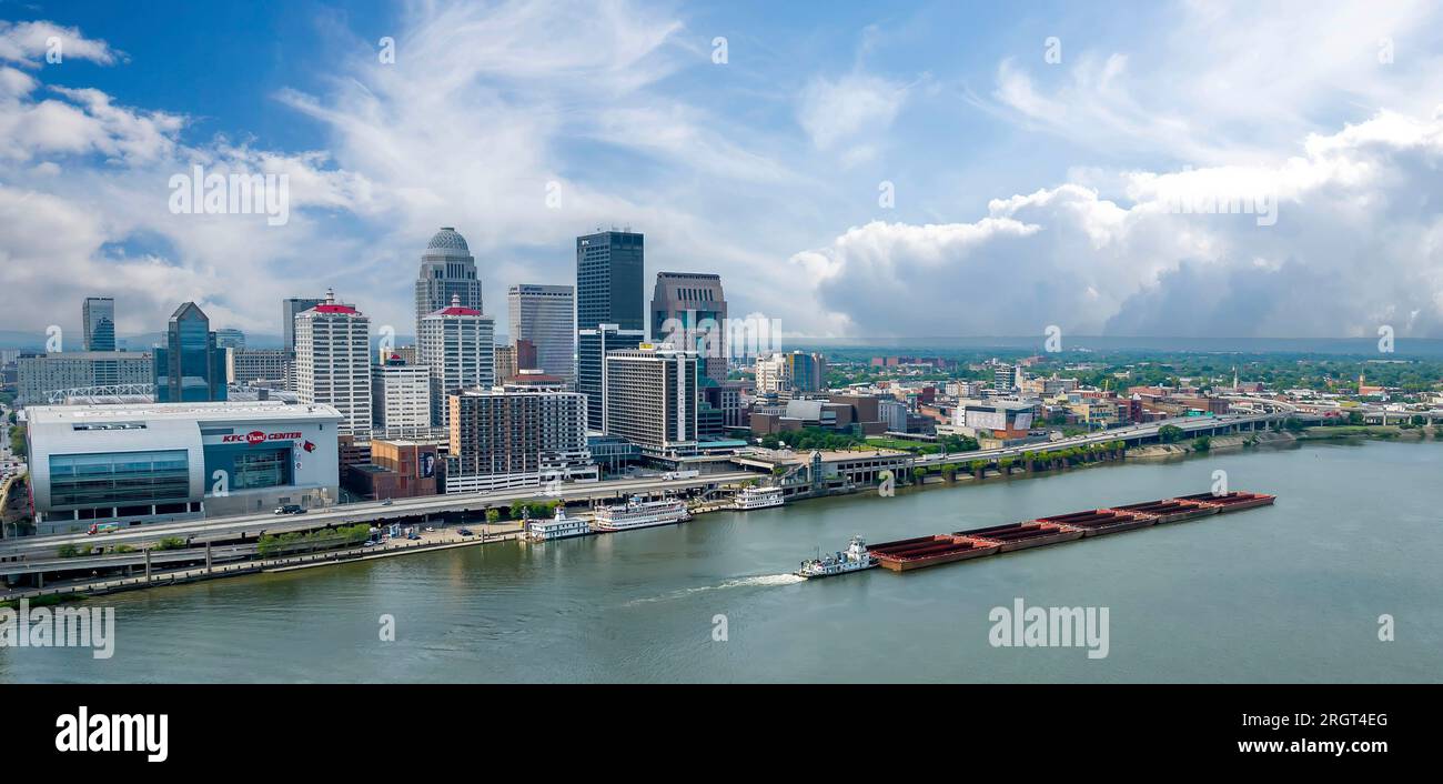 Louisville, KY, USA. 9. Aug. 2023. Die Stadt Louisville, Kentucky, am Ohio River aus der Vogelperspektive. (Kreditbild: © Walter G Arce SR Grindstone medi/ASP) NUR REDAKTIONELLE VERWENDUNG! Nicht für den kommerziellen GEBRAUCH! Stockfoto