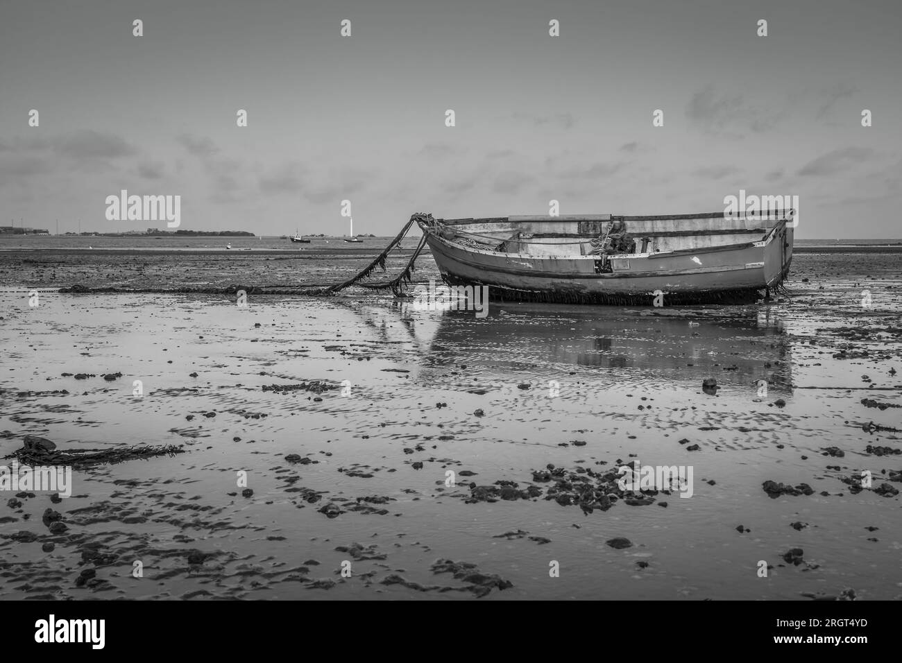 Kleines Fischerboot am Strand Stockfoto