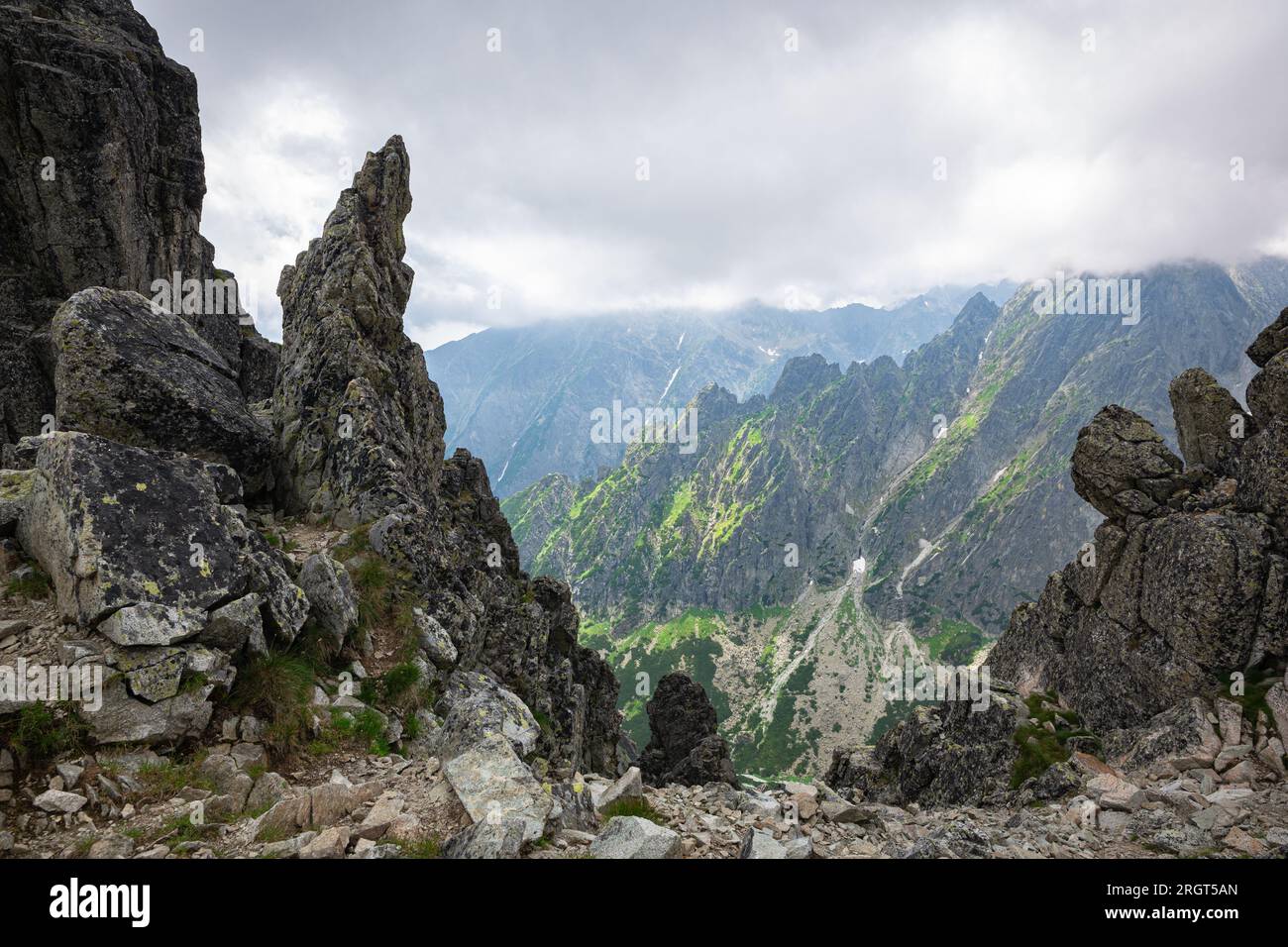 Dramatisches Landschaftsbild spitzer Felsen in der Hohen Tatra in der Slowakei Stockfoto