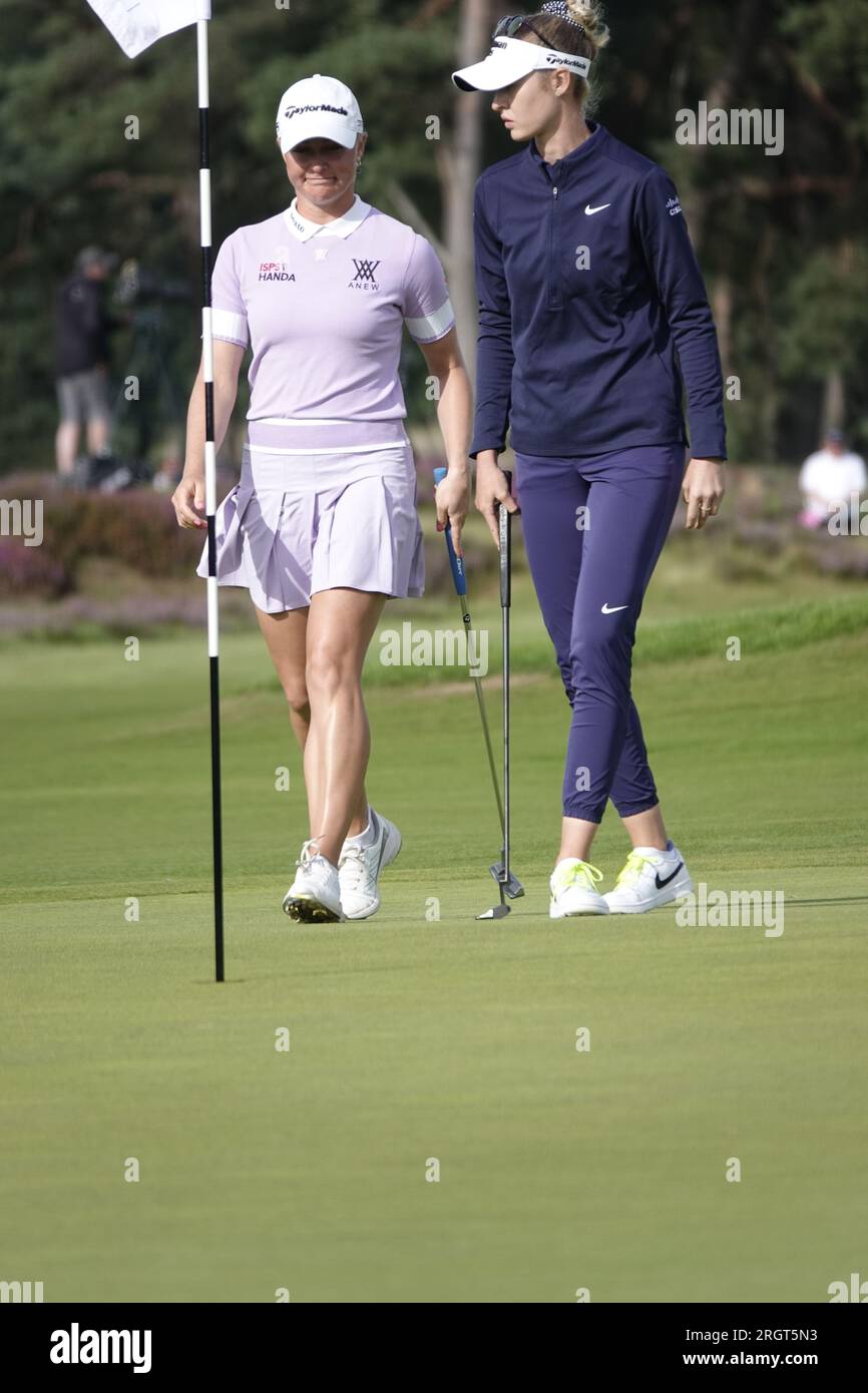 Walton on the Hill, Surrey, Großbritannien. 11. Aug. 2023. Das AIG WomenÕs öffnet im Walton Heath Golf Club während der zweiten Runde (organisiert vom Royal & Ancient Golf Club of St. Andrews - R&A ) Picture Shows: Der lokale Favorit Charley Hull (eng) macht einen Birdie Putt auf dem 15. Green, gratuliert von World No 1 - USAÕs Nelly Korda Kredit: Motofoto/Alamy Live News Stockfoto