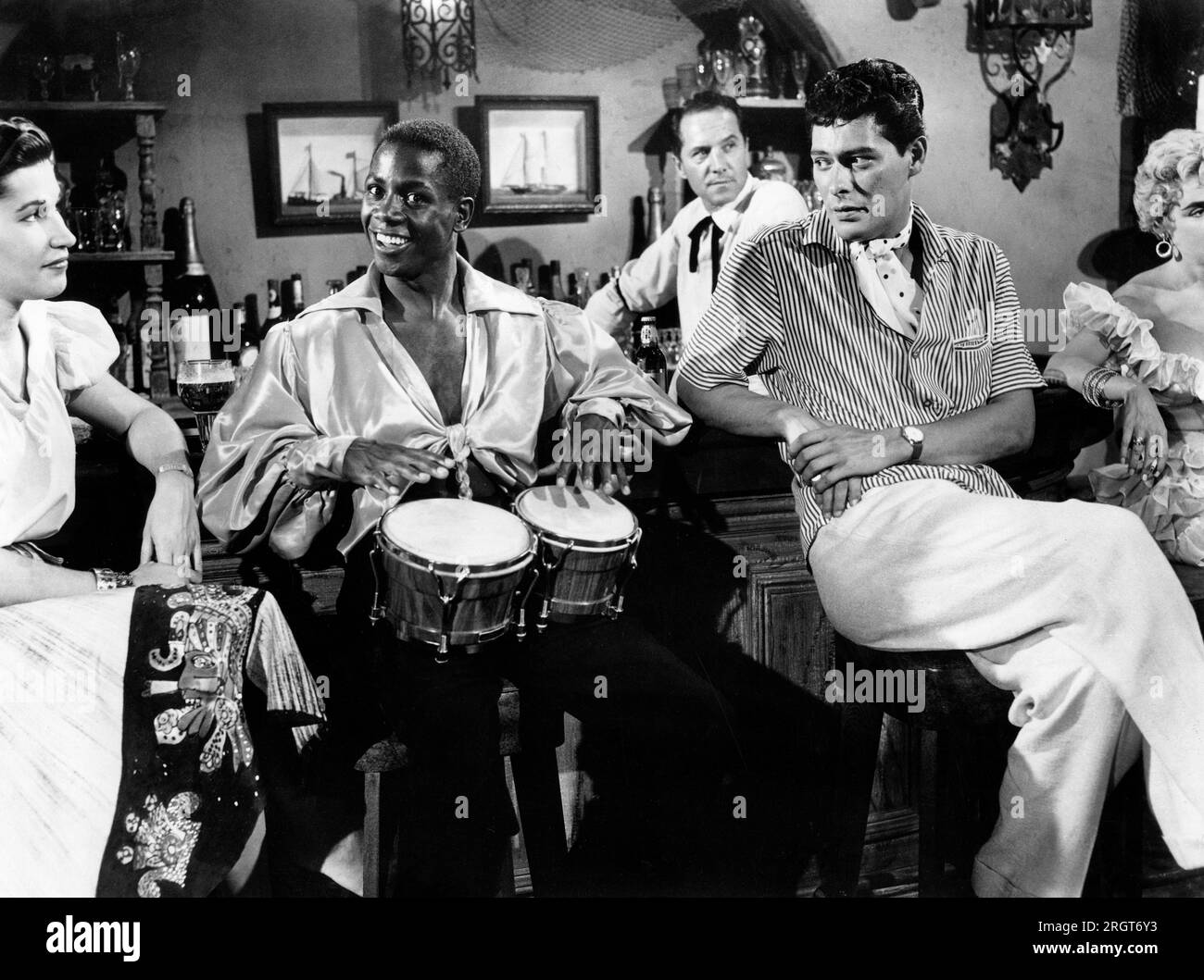 A.E. Ukonu, Carlos Rivas, Elena Verdugo, am Set des Films, 'Panama Sal', Republic Pictures, 1957 Stockfoto