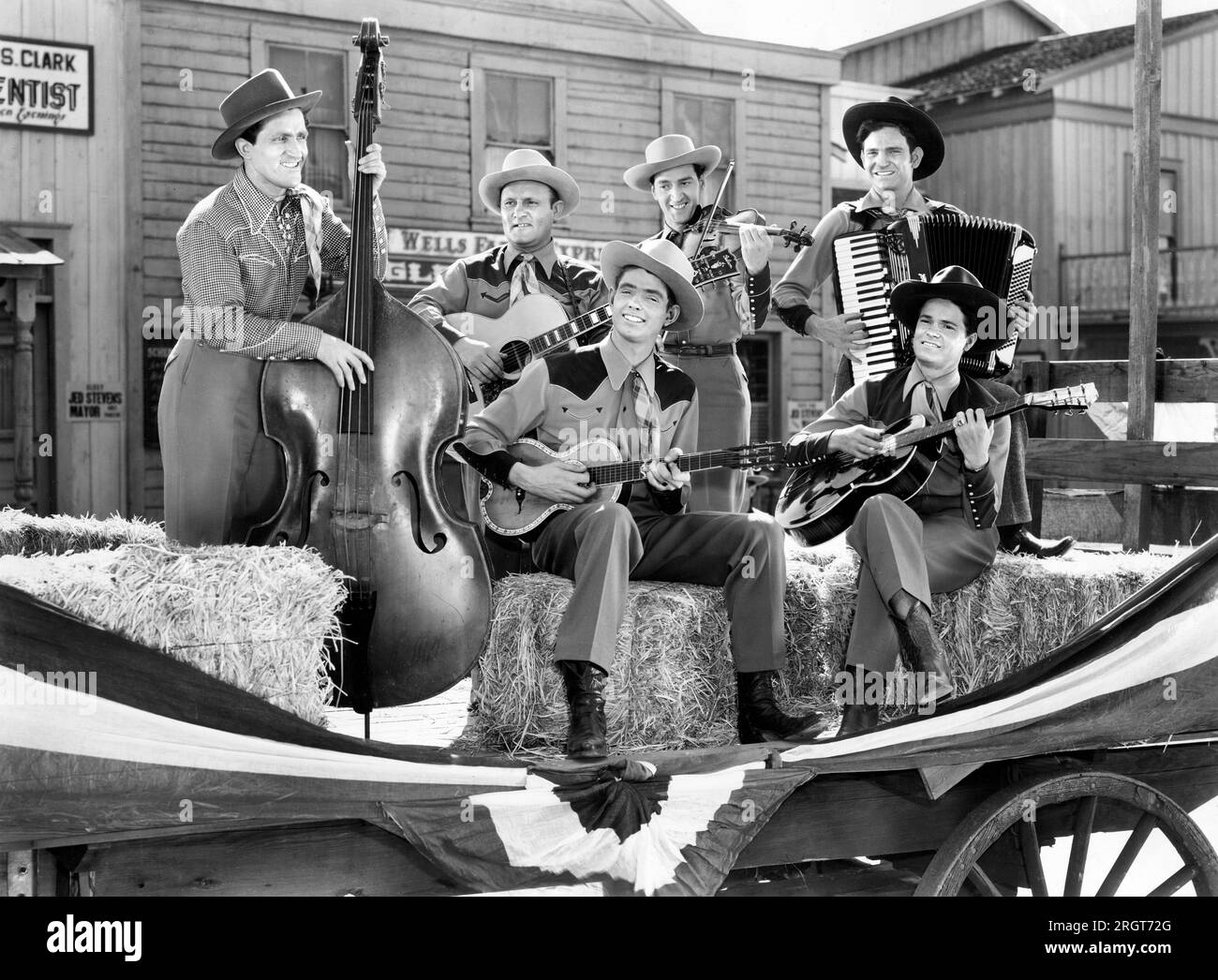 The Callahan Brothers and Blue Ridge Mountain Folk, am Drehort des Films „Frühling in Texas“, Monogramm Pictures, 1945 Stockfoto