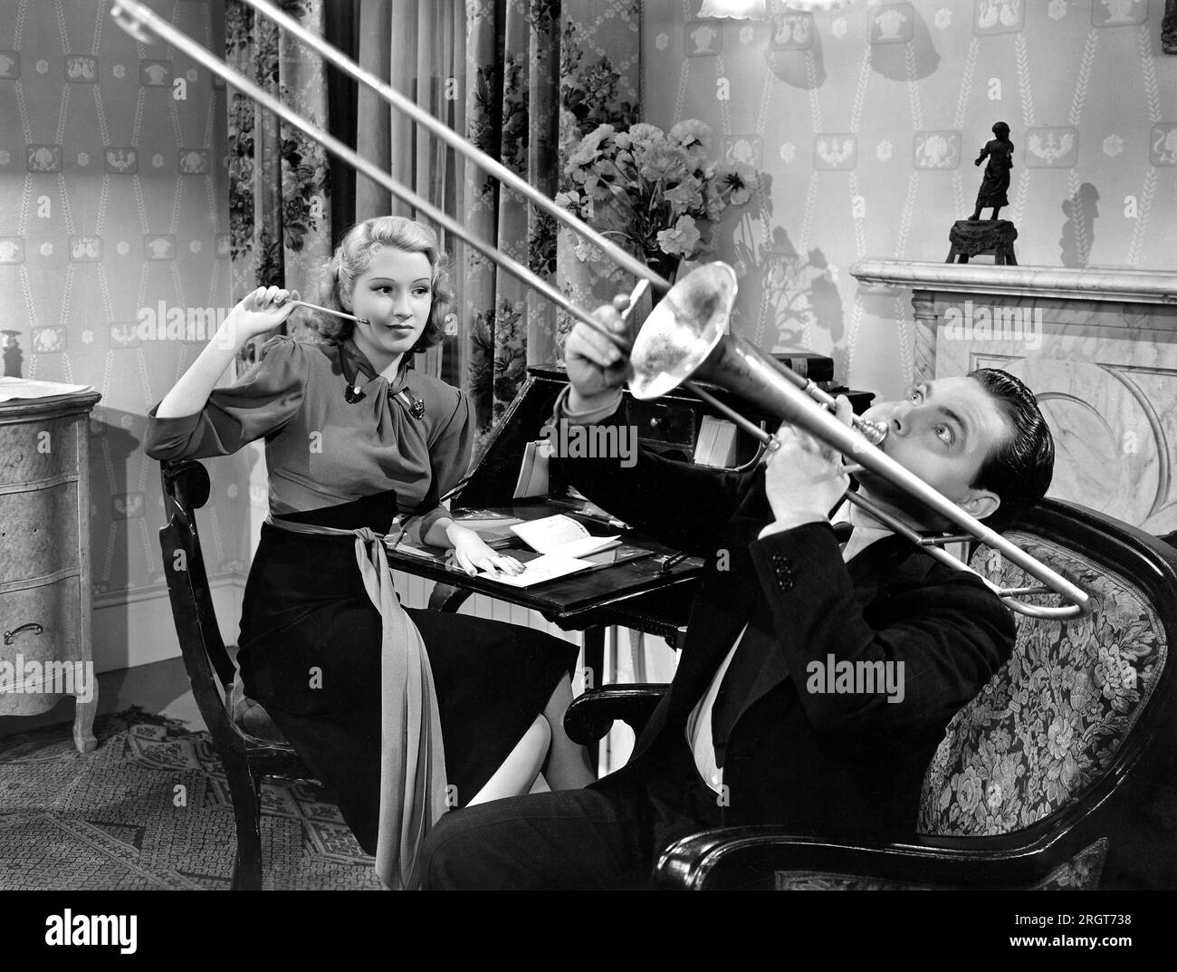 Kathryn Kane, Eddie Quillan, am Drehort des Films, 'Swing, Sister, Swing', Universal Pictures, 1938 Stockfoto