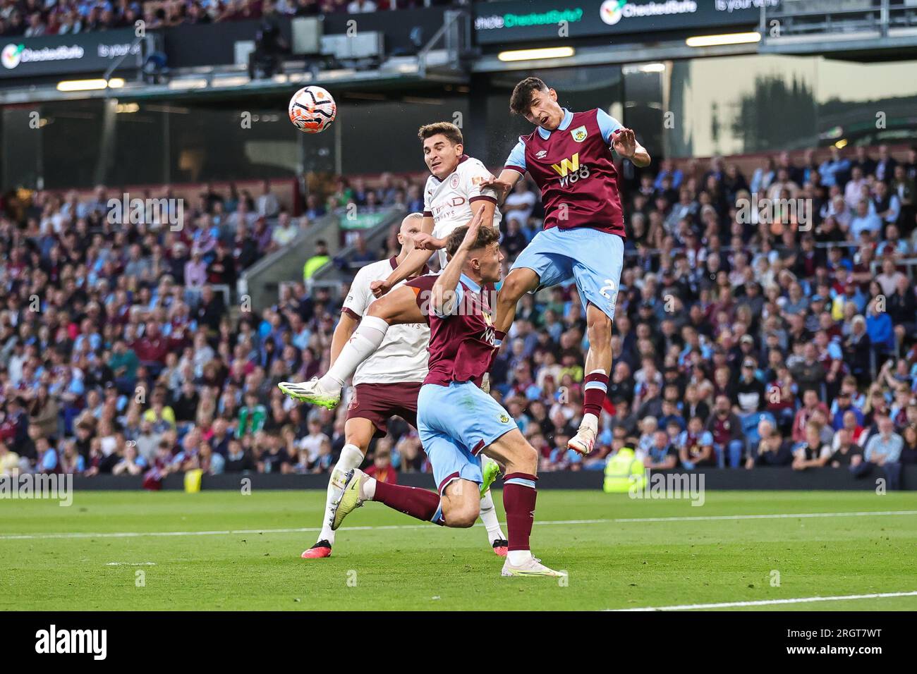 Ameen Al-Dakhil von Burnley geht beim Premier League-Spiel Burnley gegen Manchester City im Turf Moor, Burnley, Großbritannien, 11. August 2023 (Foto: Mark Cosgrove/News Images) Stockfoto