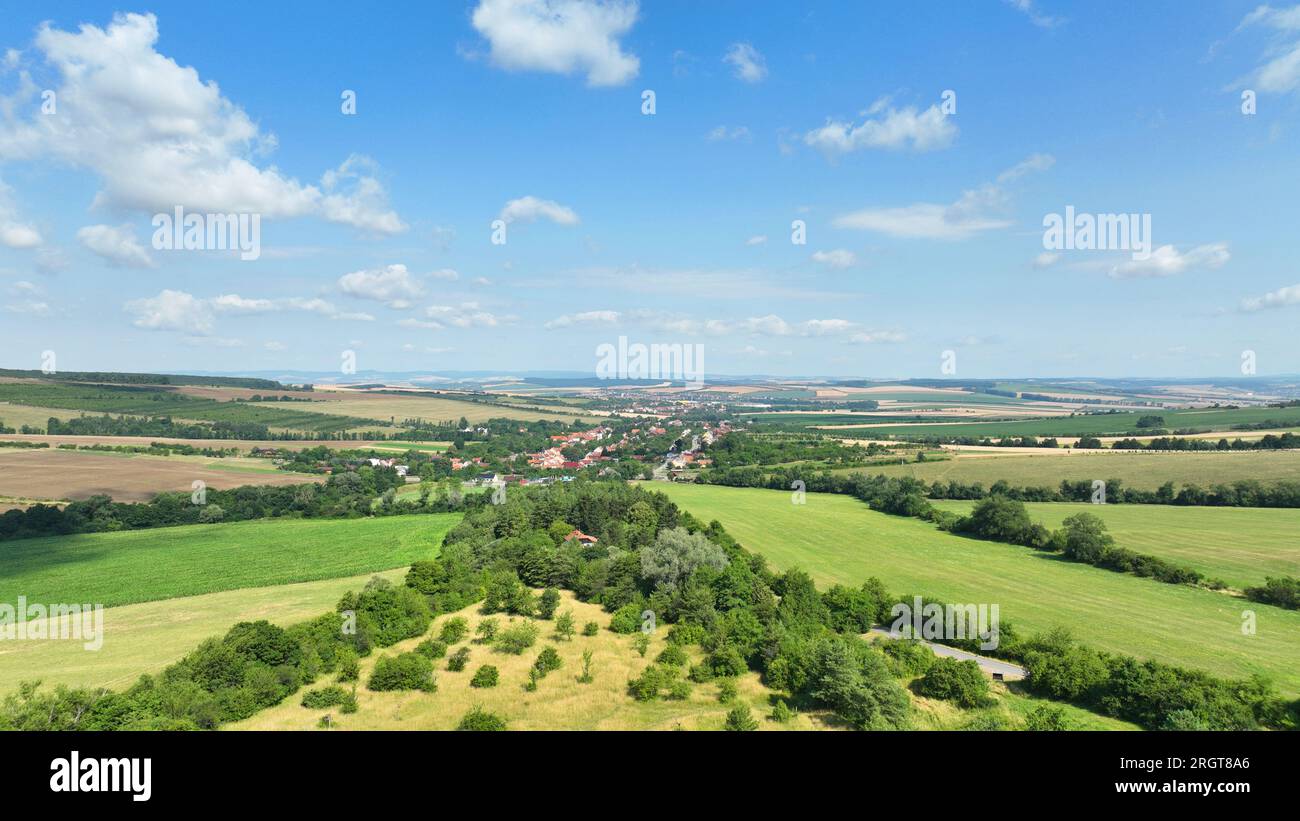 Wacholderorchideen und alte Obstbäume, blauer Himmel und Wolken des Dorfes, unberührte Berglandschaft, UNESCO-Biosphärenreservat Galle Karpaty Wh Stockfoto