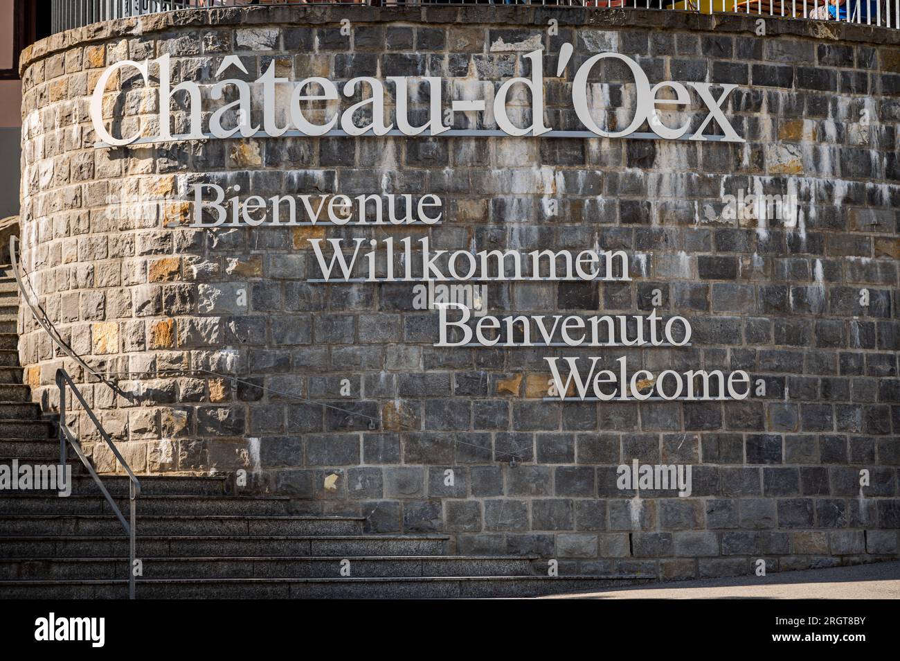 Chateau-d'Oex, Vaud Canton, Schweiz - 30. Juli 2023: Willkommen am Chateau-d'Oex-Schild. Begrüßungsnachrichten in vielen verschiedenen Sprachen, Fre Stockfoto