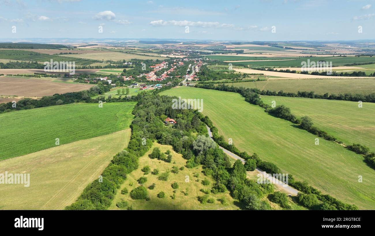 Wacholderorchideen und alte Obstbäume, blauer Himmel und Wolken des Dorfes, unberührte Berglandschaft, UNESCO-Biosphärenreservat Galle Karpaty Wh Stockfoto