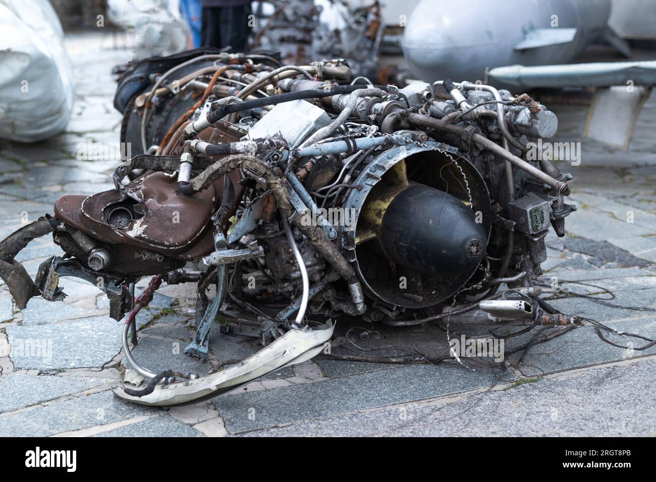 Detail des Mi-24 Hubschraubers. Überreste eines zerstörten Kampfhubschraubers der russischen Luftwaffe Hind Crocodile. Motorrotor, Klingen, Schwanz, Wrackteile Stockfoto