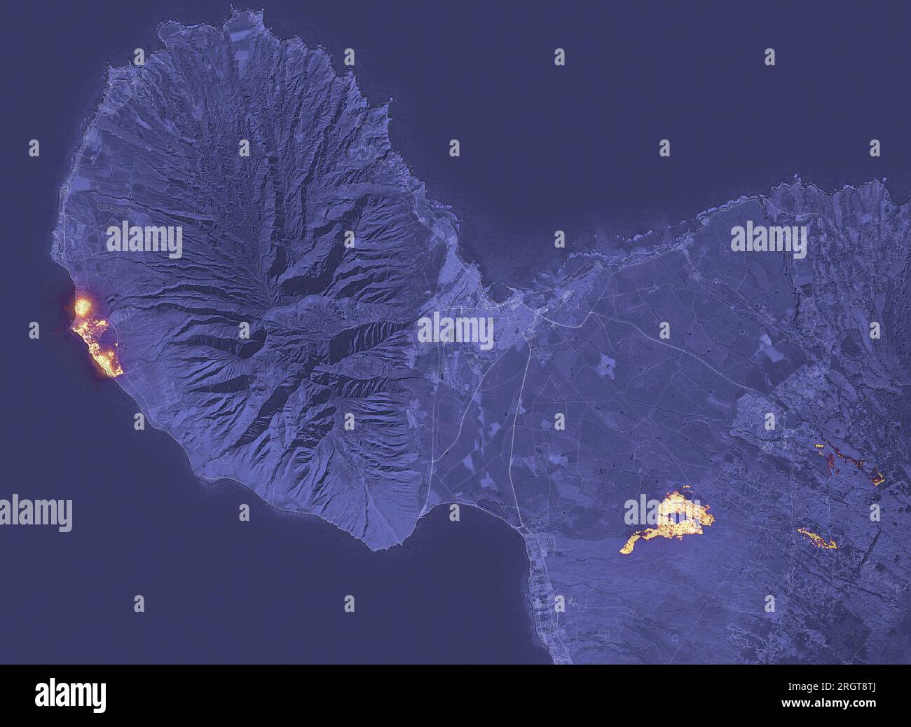 Maui, Usa. 08. Aug. 2023. Orangefarbene Waldbrände auf der hawaiianischen Insel Maui, wie sie nachts vom Operational Land Imager auf dem Landsat 8-Satelliten auf Maui, Hawaii, USA, am 8. August 2023 zu sehen sind. Die historische Stadt Lahaina, die links gezeigt wird, wurde von den Bränden verwüstet, an denen mindestens 56 Menschen ums Leben kamen. Die Brände gelten als die schlimmste Katastrophe, die Hawaii je heimgesucht hat. Kredit: Wanmei Liang/NASA/Alamy Live News Stockfoto