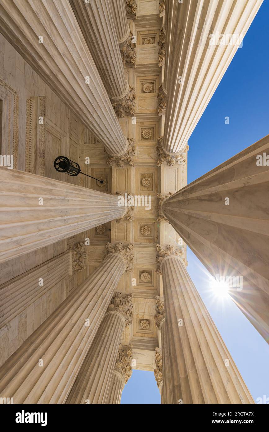 Nahaufnahme der Säulen des Obersten Gerichtshofs Stockfoto