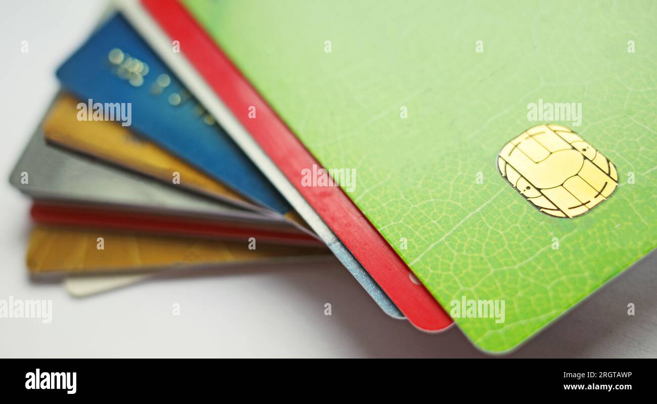 Plastikgeld. Ein Stapel Kredit- und Debitkarten Stockfoto