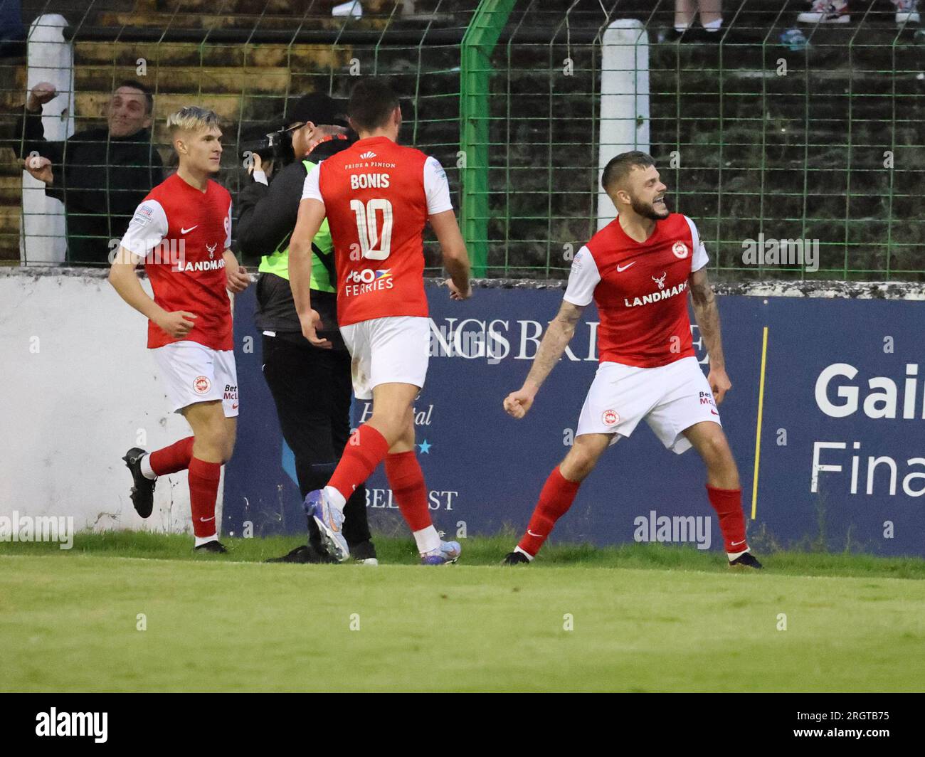 BetMcLean Oval, Belfast, Nordirland, Großbritannien. 11 Aug 2023. Sports Direct Premiership – Glentoran gegen Larne, Premiership-Action vom heutigen Spiel in Belfast. (Glentoran in Weiß). Andy Ryan (29) schafft es 2-0 nach Larne. Kredit: CAZIMB/Alamy Live News. Stockfoto