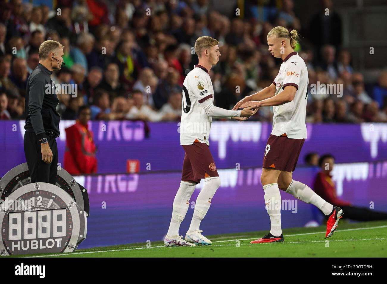 Erling Håland aus Manchester City wird während des Premier League-Spiels Burnley gegen Manchester City im Turf Moor, Burnley, Großbritannien, 11. August 2023 durch Cole Palmer aus Manchester City ersetzt (Foto: Mark Cosgrove/News Images) Stockfoto