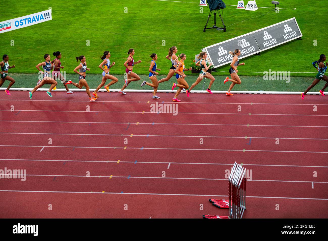 OSTRAVA, TSCHECHIEN, 27. JUNI 2023: Intense 1500m Female Race Visual at Track and Field Meet for Worlds in Budapest und die olympischen Sommerspiele in Pari Stockfoto