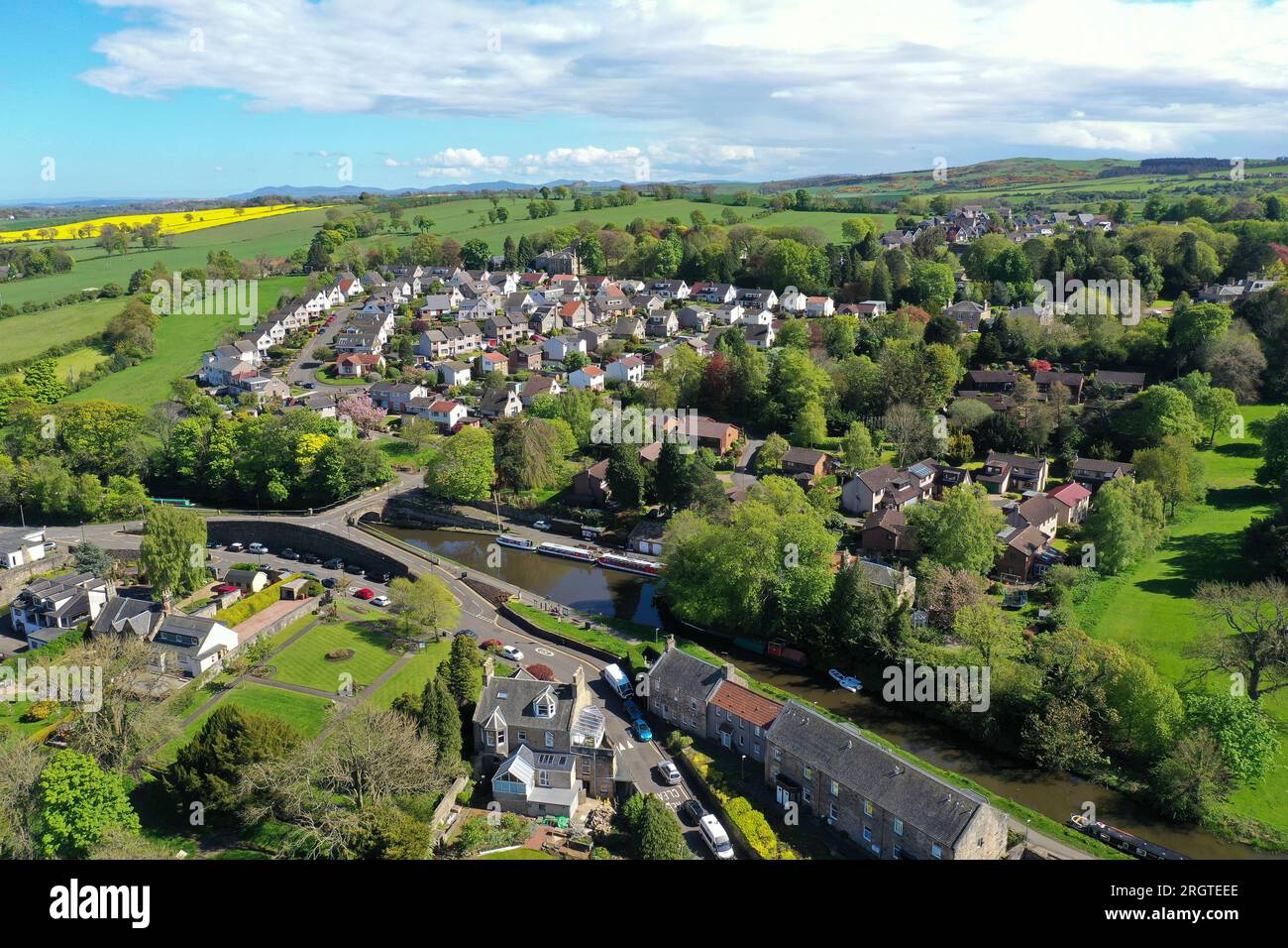 Luftaufnahme des Union Canal im Stadtzentrum von Linlithgow Stockfoto