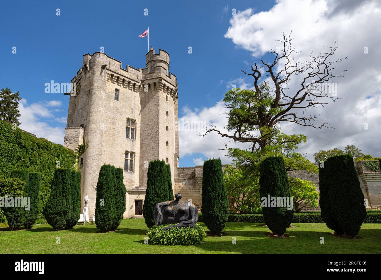 Donjon de Vez, eine imposante Festung, die bereits 1906 als „Monument Historique“ klassifiziert wurde und über dem Tal der Automne im Departement Oise thront. Stockfoto