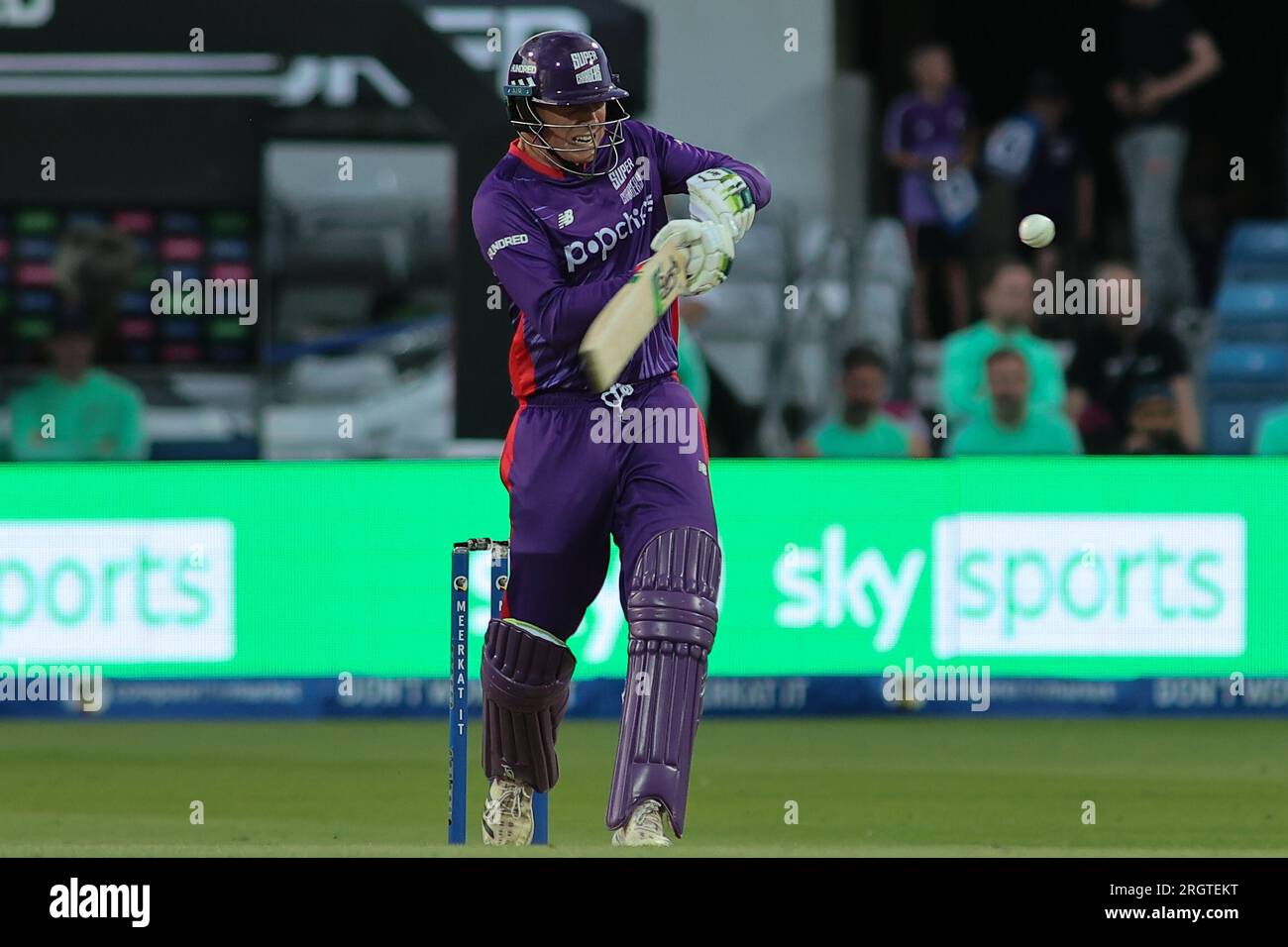 Clean Slate Headingley Stadium, Leeds, West Yorkshire, Großbritannien. 11. Aug. 2023. Northern Supercharger gegen Oval InvincibleÕs während des Hundert Double Header im Clean Slate Headingley Stadium. Tom Banton von Northern Superchargers Batting Credit: Touchlinepics/Alamy Live News Stockfoto