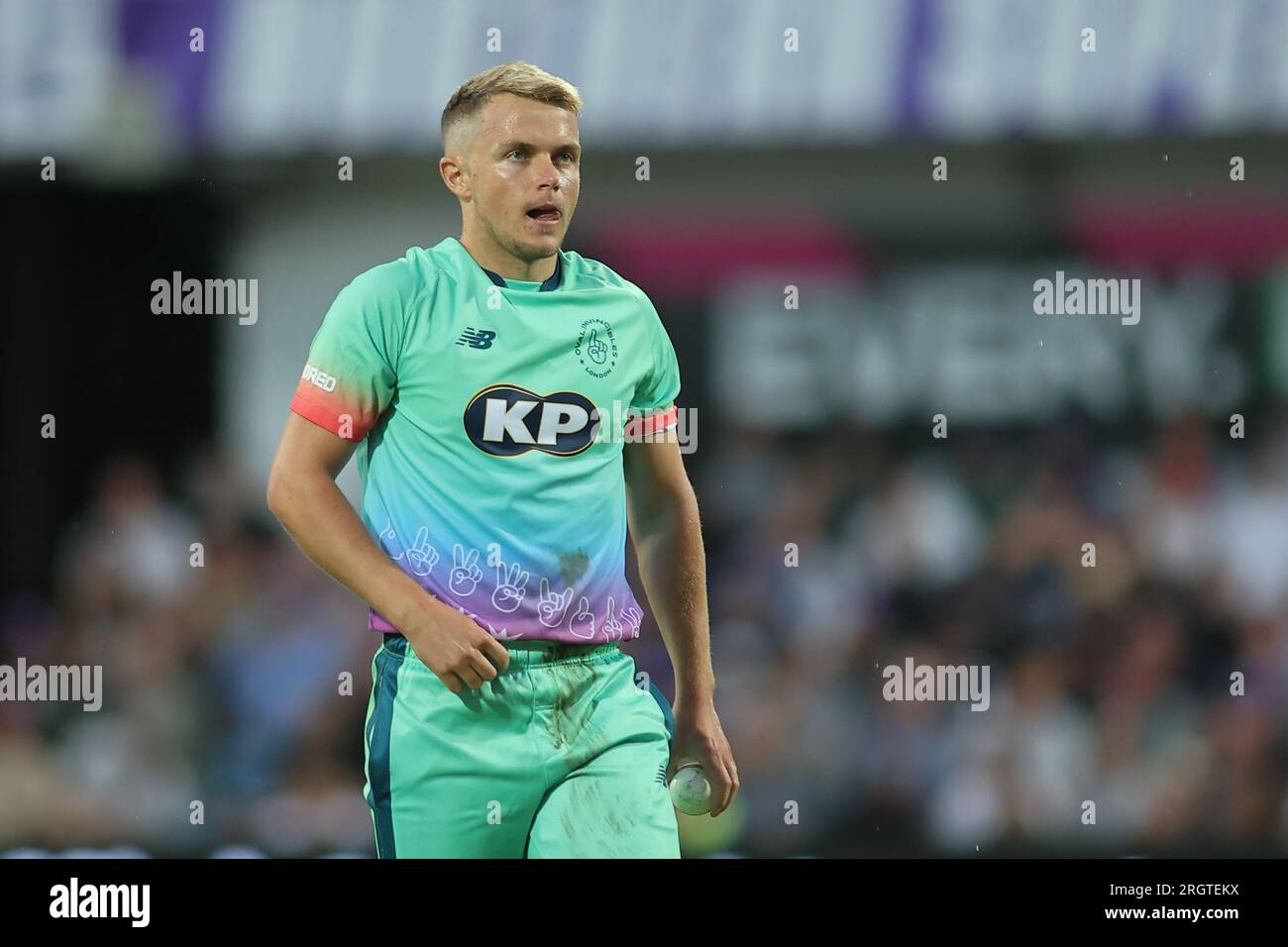 Clean Slate Headingley Stadium, Leeds, West Yorkshire, Großbritannien. 11. Aug. 2023. Northern Supercharger gegen Oval InvincibleÕs während des Hundert Double Header im Clean Slate Headingley Stadium. Samuel Curran von Oval InvincibleÕs Bowling Credit: Touchlinepics/Alamy Live News Stockfoto