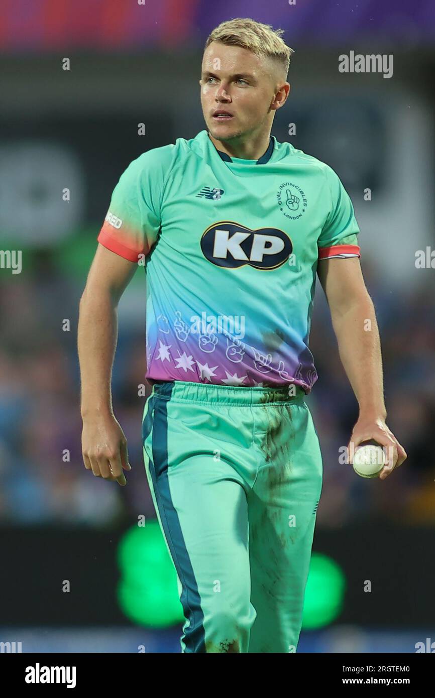 Clean Slate Headingley Stadium, Leeds, West Yorkshire, Großbritannien. 11. Aug. 2023. Northern Supercharger gegen Oval InvincibleÕs während des Hundert Double Header im Clean Slate Headingley Stadium. Samuel Curran von Oval InvincibleÕs Bowling Credit: Touchlinepics/Alamy Live News Stockfoto