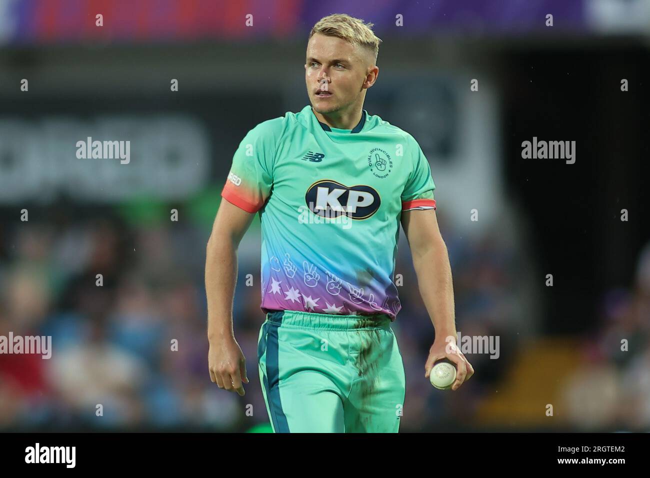 Clean Slate Headingley Stadium, Leeds, West Yorkshire, Großbritannien. 11. Aug. 2023. Northern Supercharger gegen Oval InvincibleÕs während des Hundert Double Header im Clean Slate Headingley Stadium. Samuel Curran von Oval InvincibleÕs Bowling Credit: Touchlinepics/Alamy Live News Stockfoto