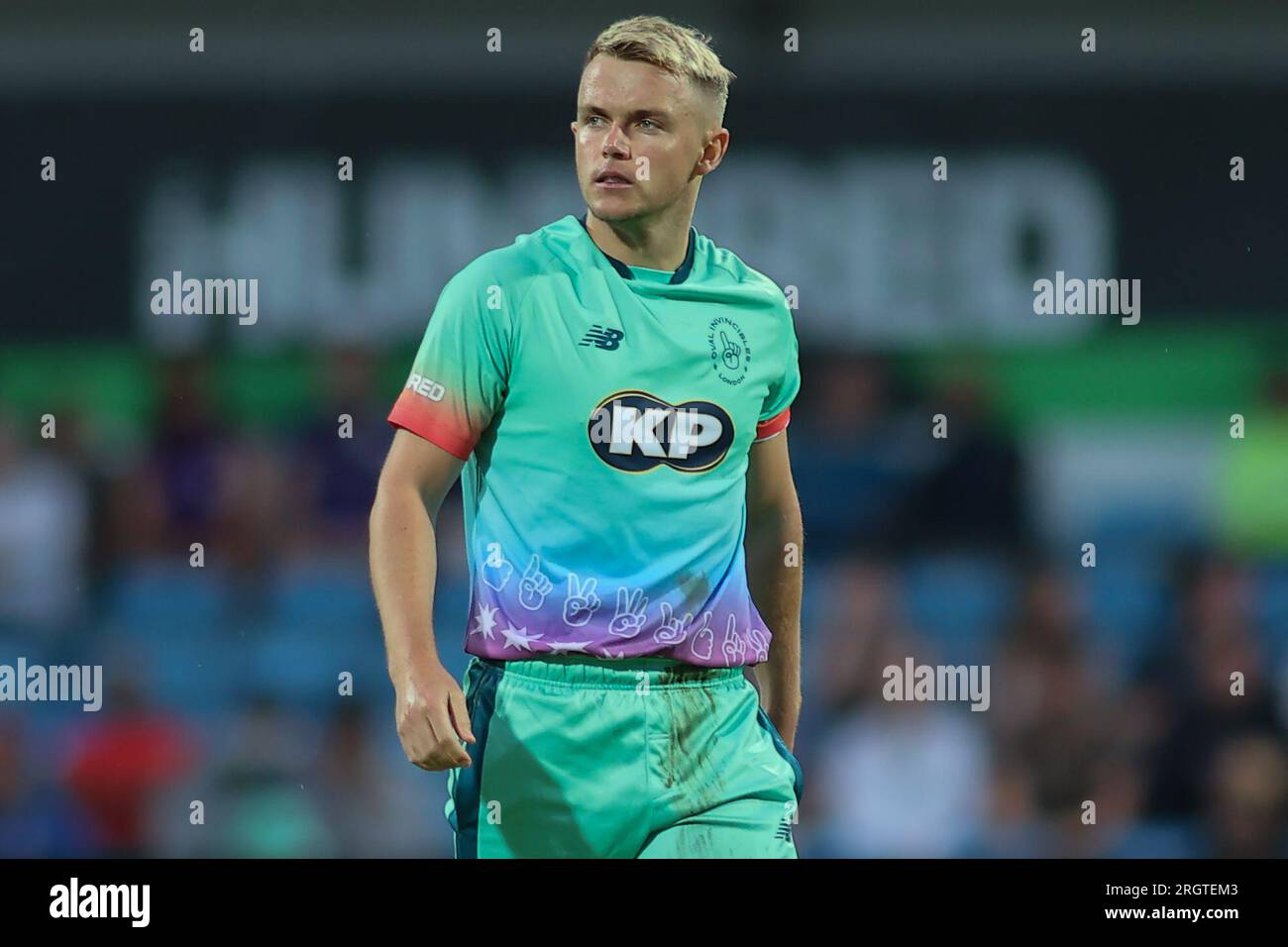 Clean Slate Headingley Stadium, Leeds, West Yorkshire, Großbritannien. 11. Aug. 2023. Northern Supercharger gegen Oval InvincibleÕs während des Hundert Double Header im Clean Slate Headingley Stadium. Samuel Curran von Oval InvincibleÕs Bowling Credit: Touchlinepics/Alamy Live News Stockfoto