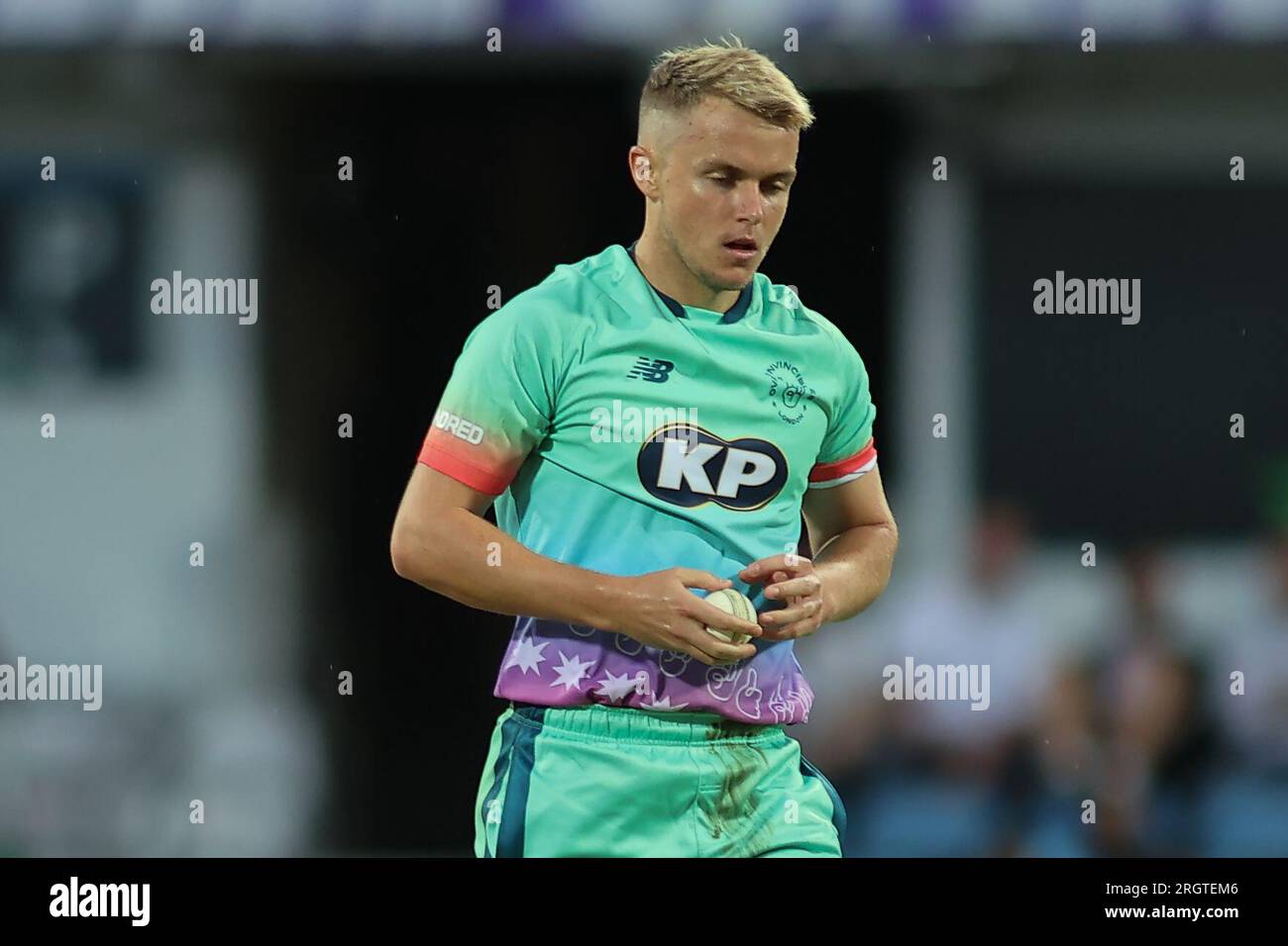 Clean Slate Headingley Stadium, Leeds, West Yorkshire, Großbritannien. 11. Aug. 2023. Northern Supercharger gegen Oval InvincibleÕs während des Hundert Double Header im Clean Slate Headingley Stadium. Samuel Curran von Oval InvincibleÕs Bowling Credit: Touchlinepics/Alamy Live News Stockfoto