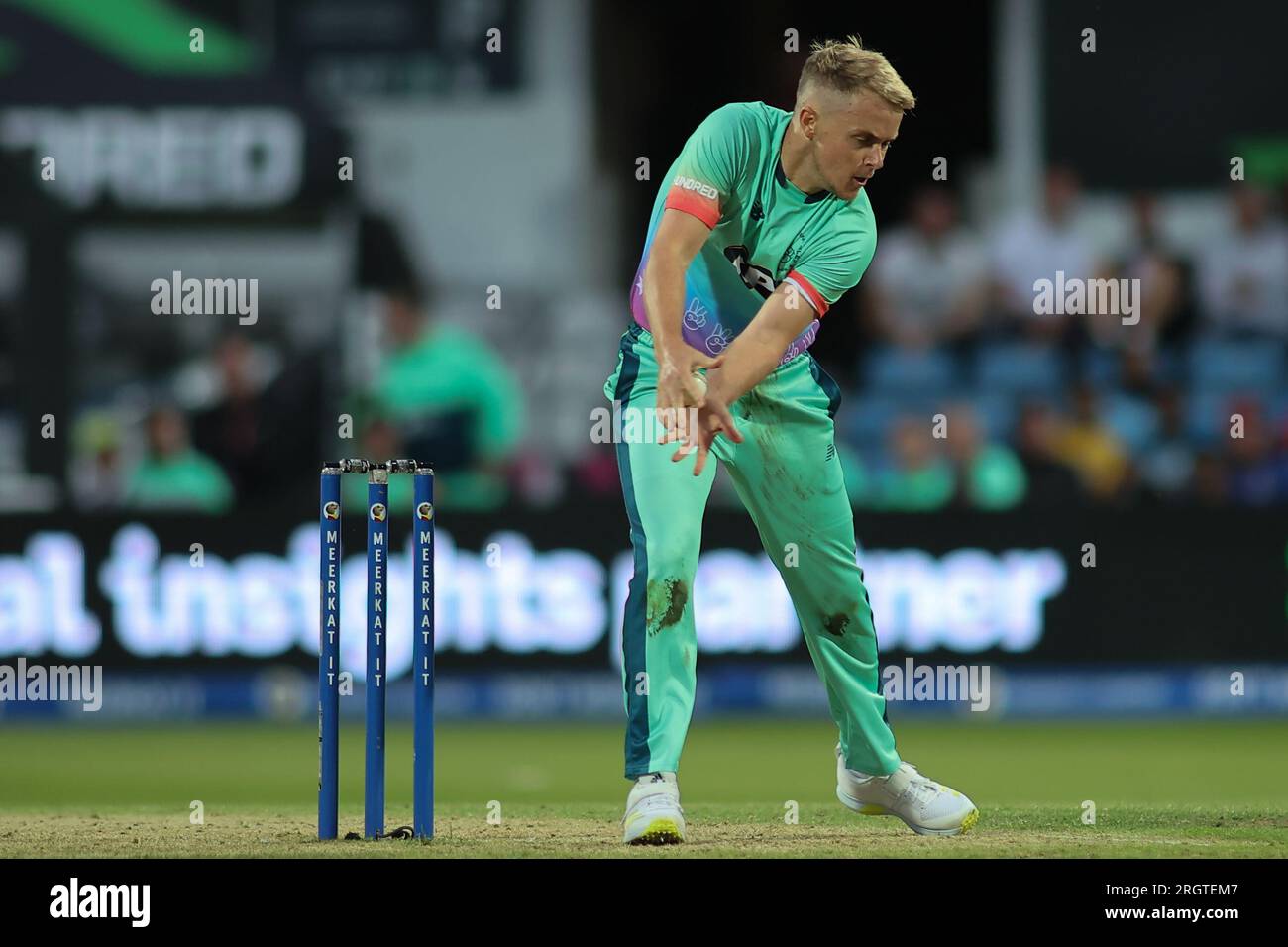Clean Slate Headingley Stadium, Leeds, West Yorkshire, Großbritannien. 11. Aug. 2023. Northern Supercharger gegen Oval InvincibleÕs während des Hundert Double Header im Clean Slate Headingley Stadium. Samuel Curran von Oval InvincibleÕs Bowling Credit: Touchlinepics/Alamy Live News Stockfoto