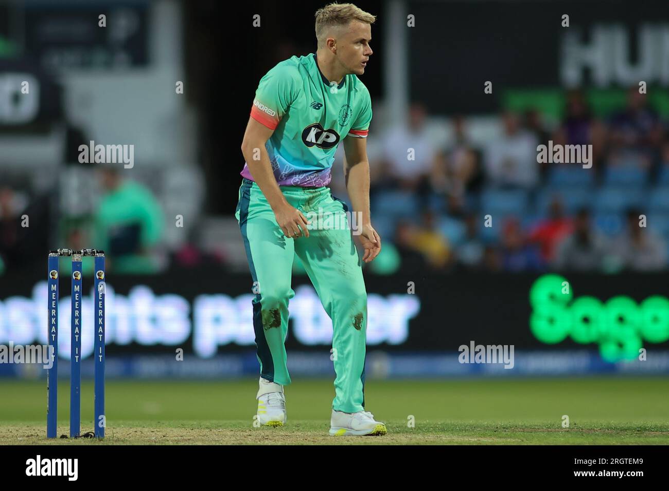 Clean Slate Headingley Stadium, Leeds, West Yorkshire, Großbritannien. 11. Aug. 2023. Northern Supercharger gegen Oval InvincibleÕs während des Hundert Double Header im Clean Slate Headingley Stadium. Samuel Curran von Oval InvincibleÕs Bowling Credit: Touchlinepics/Alamy Live News Stockfoto