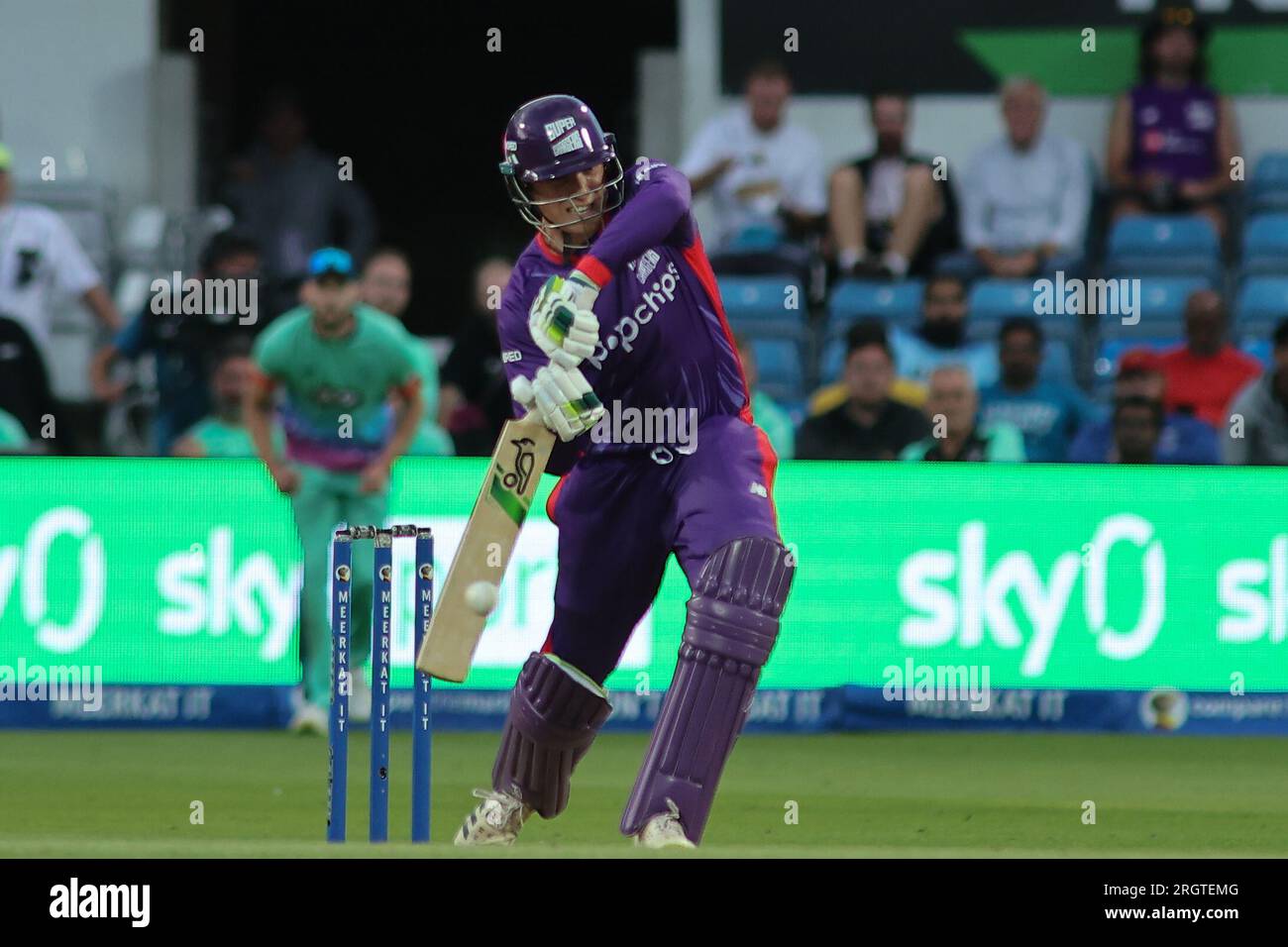 Clean Slate Headingley Stadium, Leeds, West Yorkshire, Großbritannien. 11. Aug. 2023. Northern Supercharger gegen Oval InvincibleÕs während des Hundert Double Header im Clean Slate Headingley Stadium. Tom Banton von Northern Superchargers Batting Credit: Touchlinepics/Alamy Live News Stockfoto