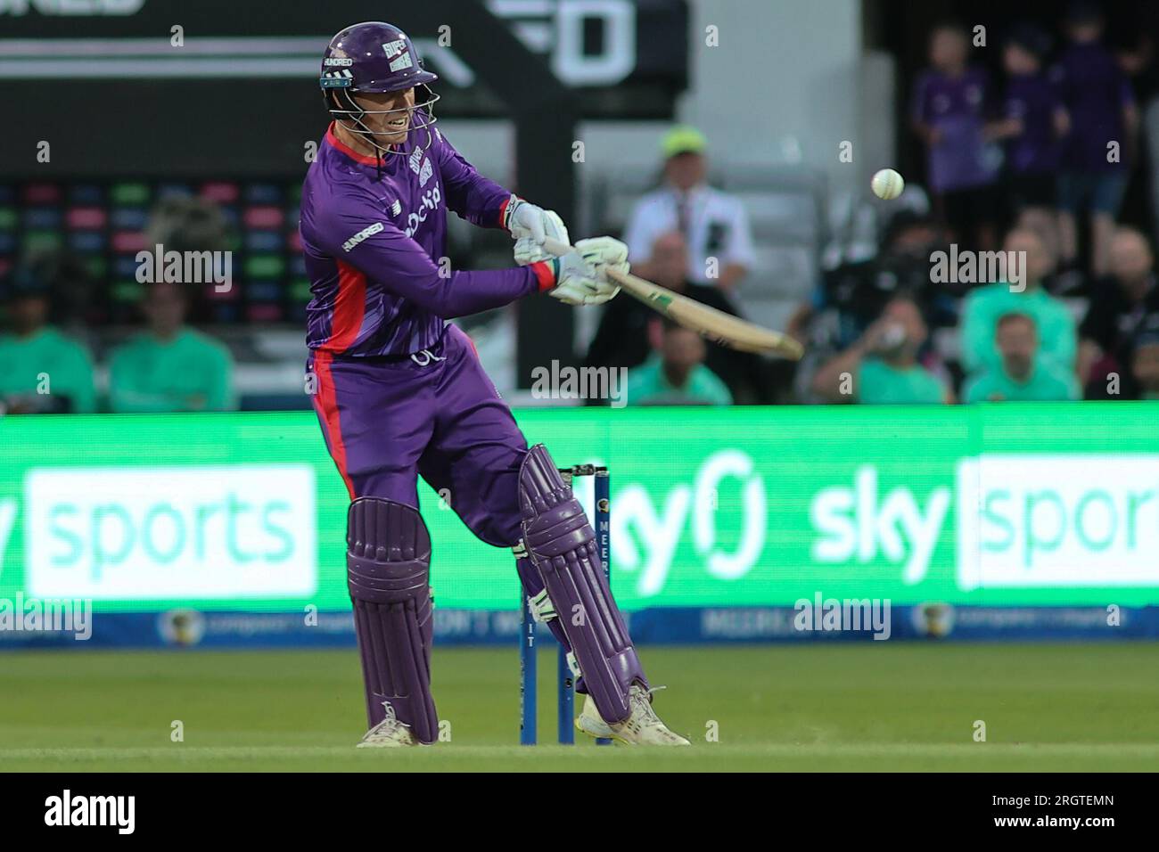 Clean Slate Headingley Stadium, Leeds, West Yorkshire, Großbritannien. 11. Aug. 2023. Northern Supercharger gegen Oval InvincibleÕs während des Hundert Double Header im Clean Slate Headingley Stadium. Tom Banton von Northern Superchargers Batting Credit: Touchlinepics/Alamy Live News Stockfoto