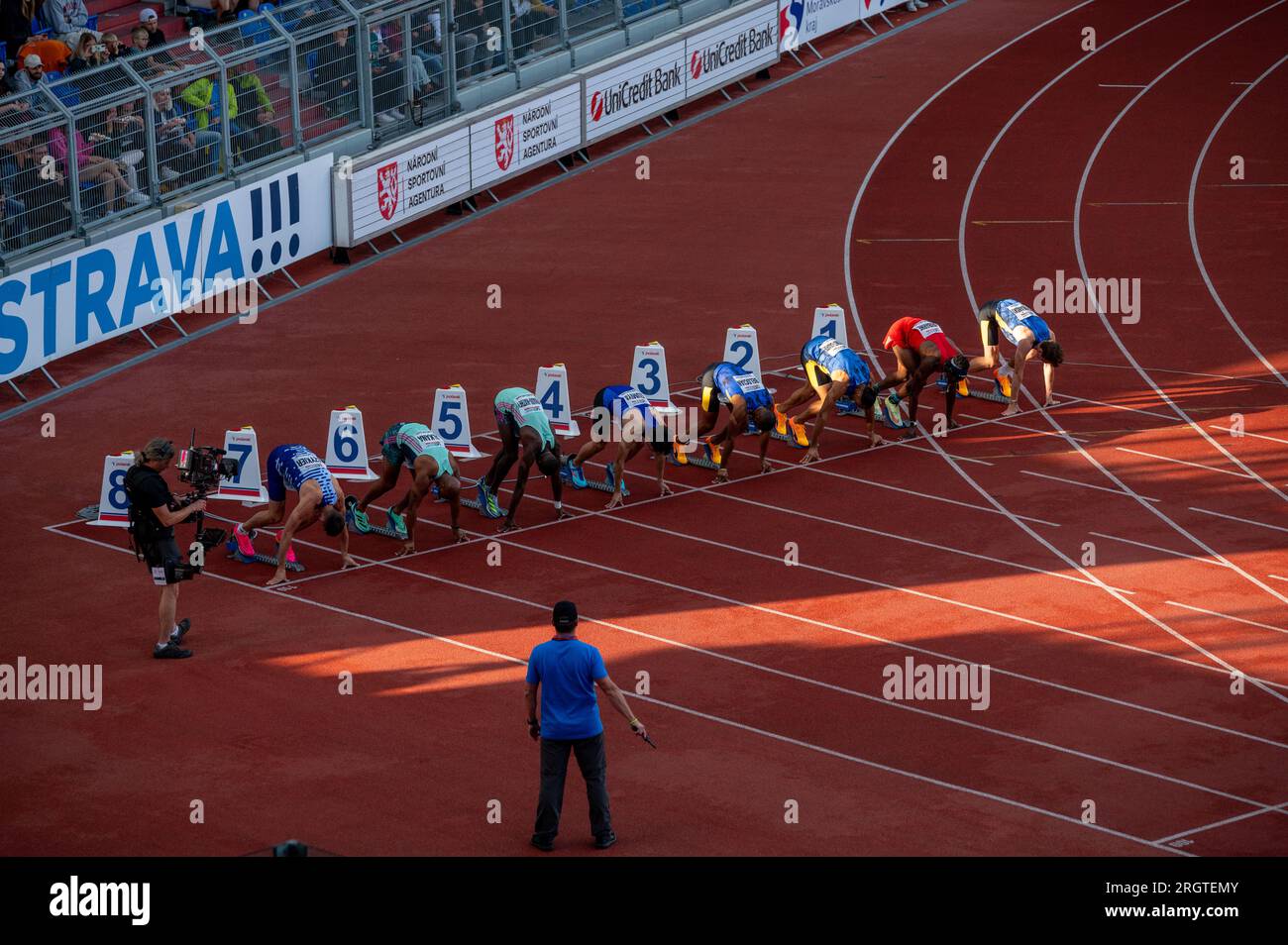 OSTRAVA, TSCHECHIEN, 27. JUNI 2023: Athleten zu Beginn des Sprint Race in Track and Field Gathering for Worlds in Budapest und Games in Paris Stockfoto