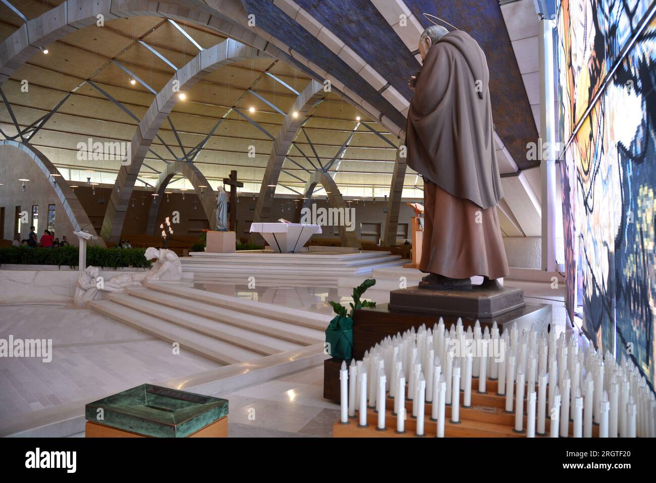 San Giovanni Rotondo, Apulien, Italien 07-17-2023 das Heiligtum Santa Maria delle Grazie, wo die Überreste des Heiligen Padre Pio von Pietralcina aufbewahrt werden Stockfoto