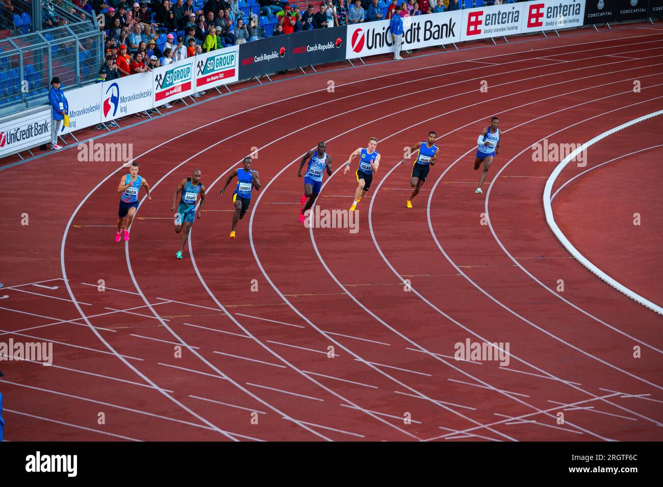 OSTRAVA, TSCHECHIEN, 27. JUNI 2023: Männliche Sprinter im 200m-Rennen: Athleten auf dem Track-and-Field-Course für Welten in Budapest und Spiele Stockfoto