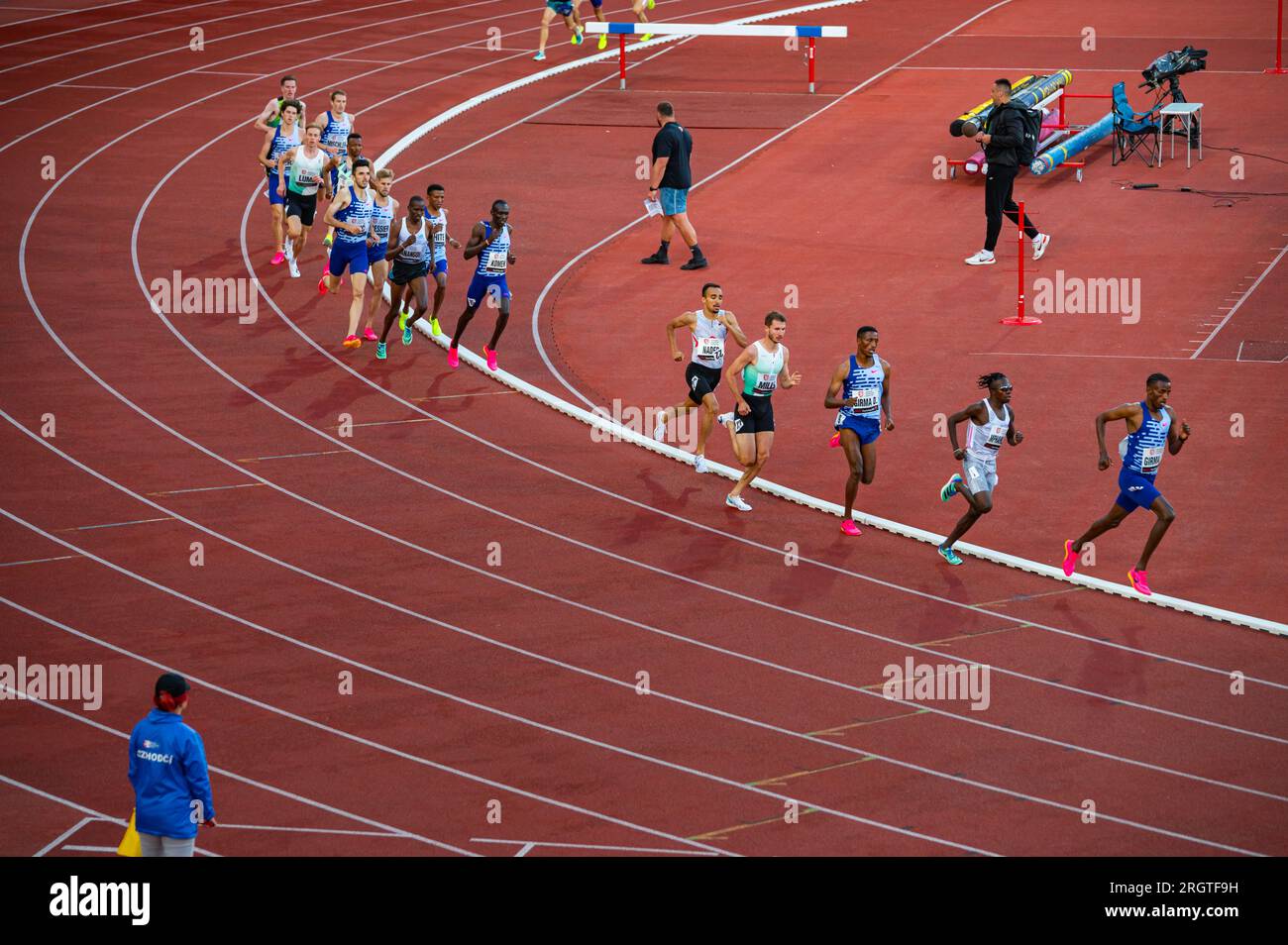 OSTRAVA, TSCHECHIEN, 27. JUNI 2023: Männliche Läufer absolvieren 1500m Distanzen im Leichtathletikkampf für Welten in Budapest und die olympischen Sommerspiele in Paris Stockfoto