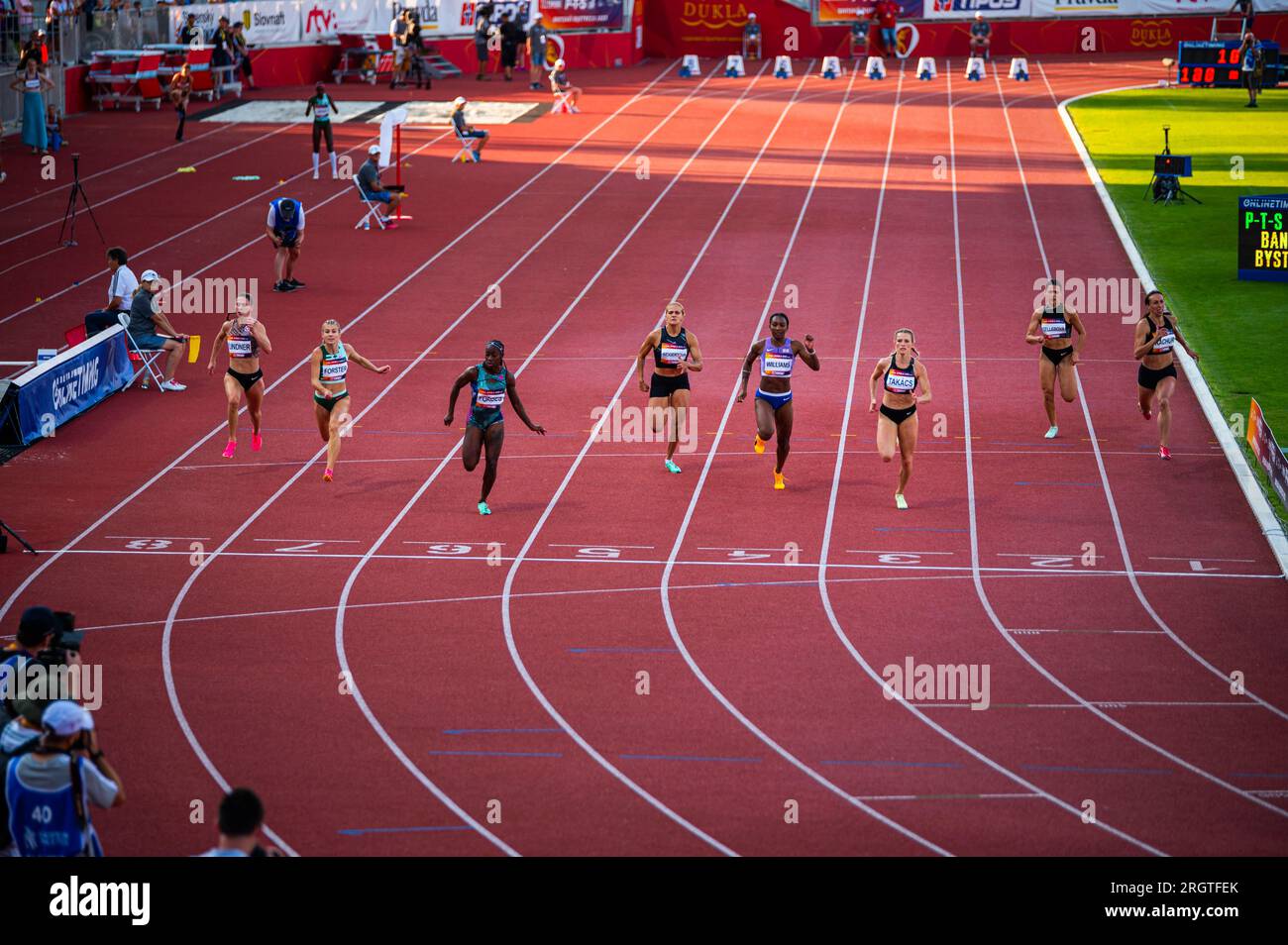 B. BYSTRICA, SLOWAKEI, 20. JULI 2023: Weibliche Sprinters, die im 100m-Rennen unter atemberaubendem Sonnenlicht teilnehmen: Leichtathletik-Event für Welten in Budapes Stockfoto