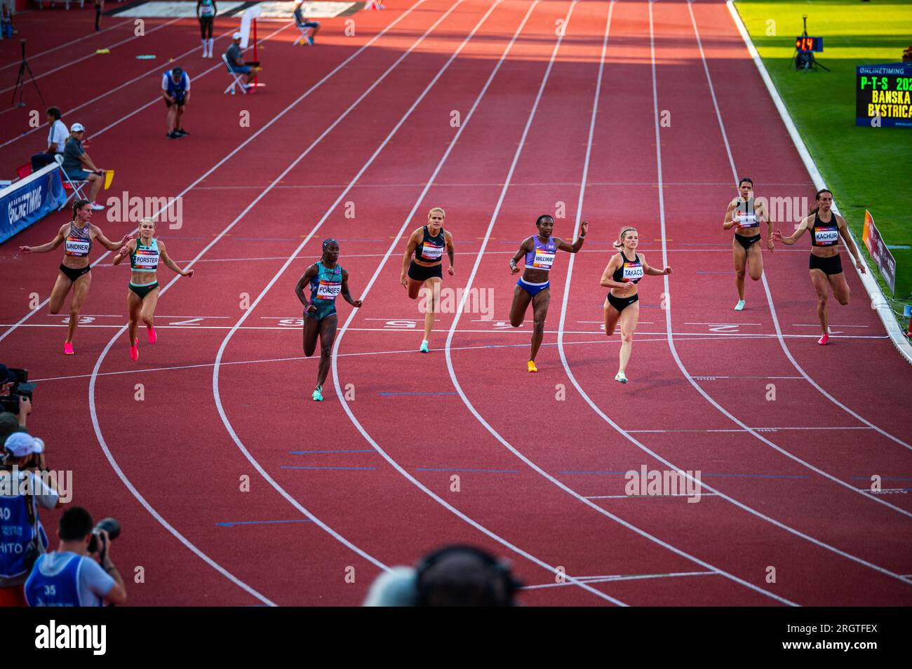 B. BYSTRICA, SLOWAKEI, 20. JULI 2023: Women's 100m Race entfaltet sich in fesselndem Abendglühen im Leichtathletikwettbewerb für Welten in Budapest und Game Stockfoto