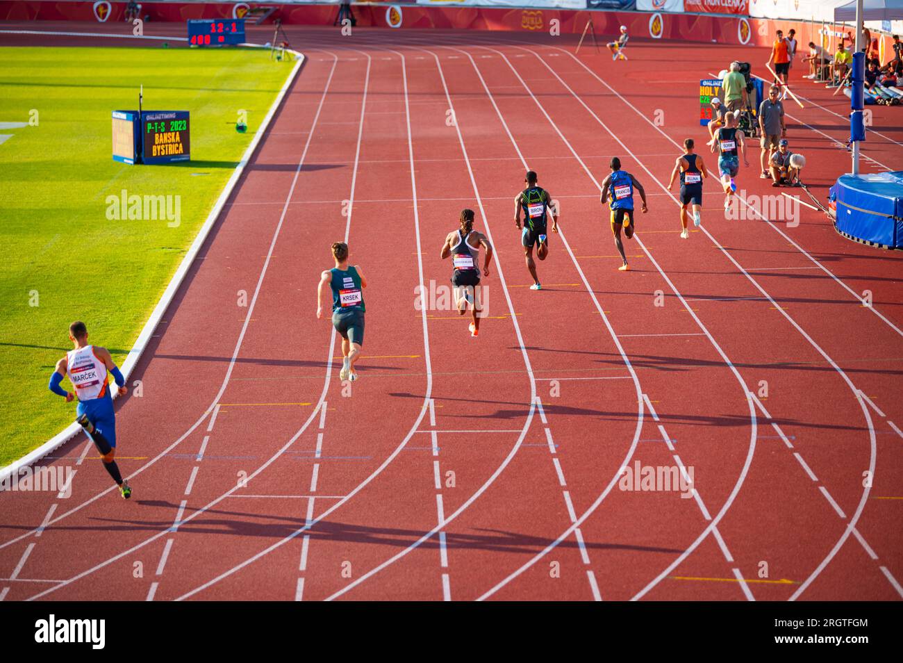 B. BYSTRICA, SLOWAKEI, 20. JULI 2023: Men Sprinters strive in 400m Race BATH in Serene Sunset Ambiance on Track and Field Platform for Worlds in Bud Stockfoto