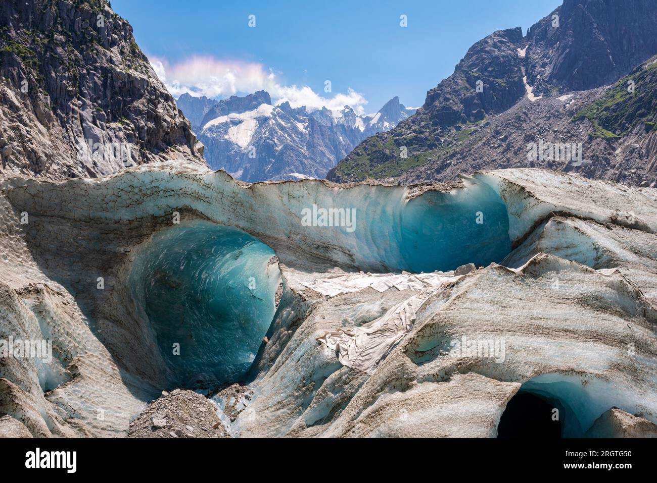 Tiefblaue Gletscherspalten im Mer de Glace („Eismeer“), einem Tallgletscher an den nördlichen Hängen des Mont-Blanc-Massivs in den französischen Alpen. Stockfoto