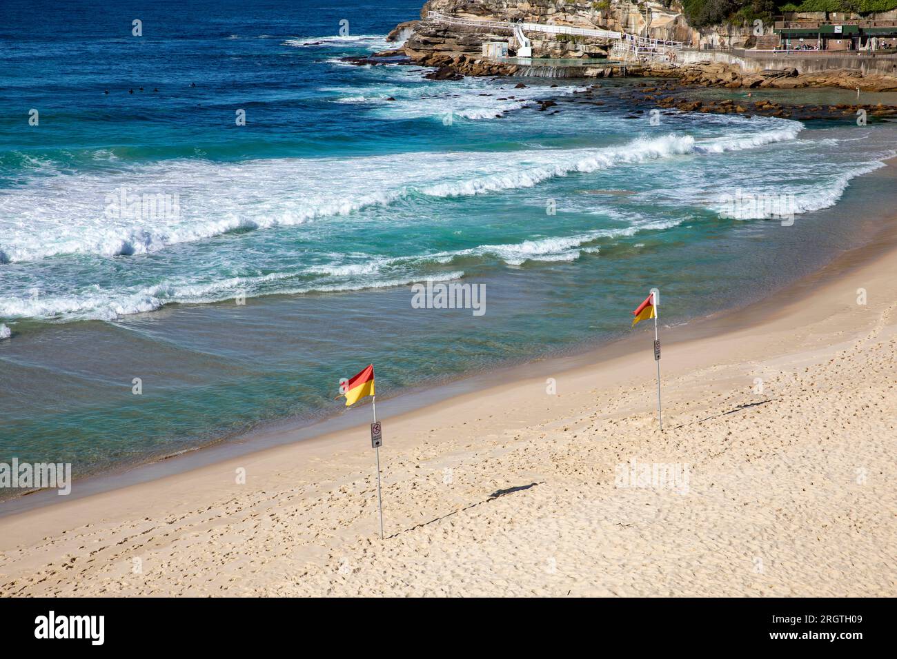 Australische Surferrettung Schwimmen Sie zwischen den Flaggen, rote und gelbe Surf-Sicherheitsflaggen am Bronte Beach in Sydney, NSW, Australien Stockfoto