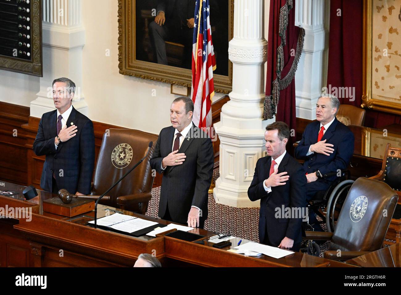 Links-rechts, Senator Kelly Hancock R-North Richland Hills, Rep. Terry Wilson, R-Marble Falls, House Speaker DADE PHELAN und Gouverneur GREG ABBOTT sagen das Versprechen der Treue während eines Memorial Day Service für gefallene MILITÄRHELDEN auf dem Boden des Repräsentantenhauses von Texas am 27. Mai 2023. ©Bob Daemmrich Stockfoto