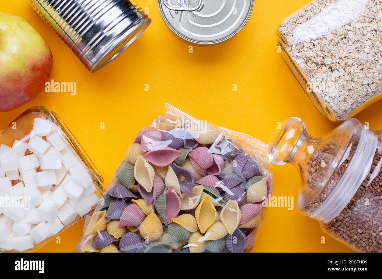 Spendet Lebensmittel in Dosen auf gelbem Tischhintergrund Stockfoto