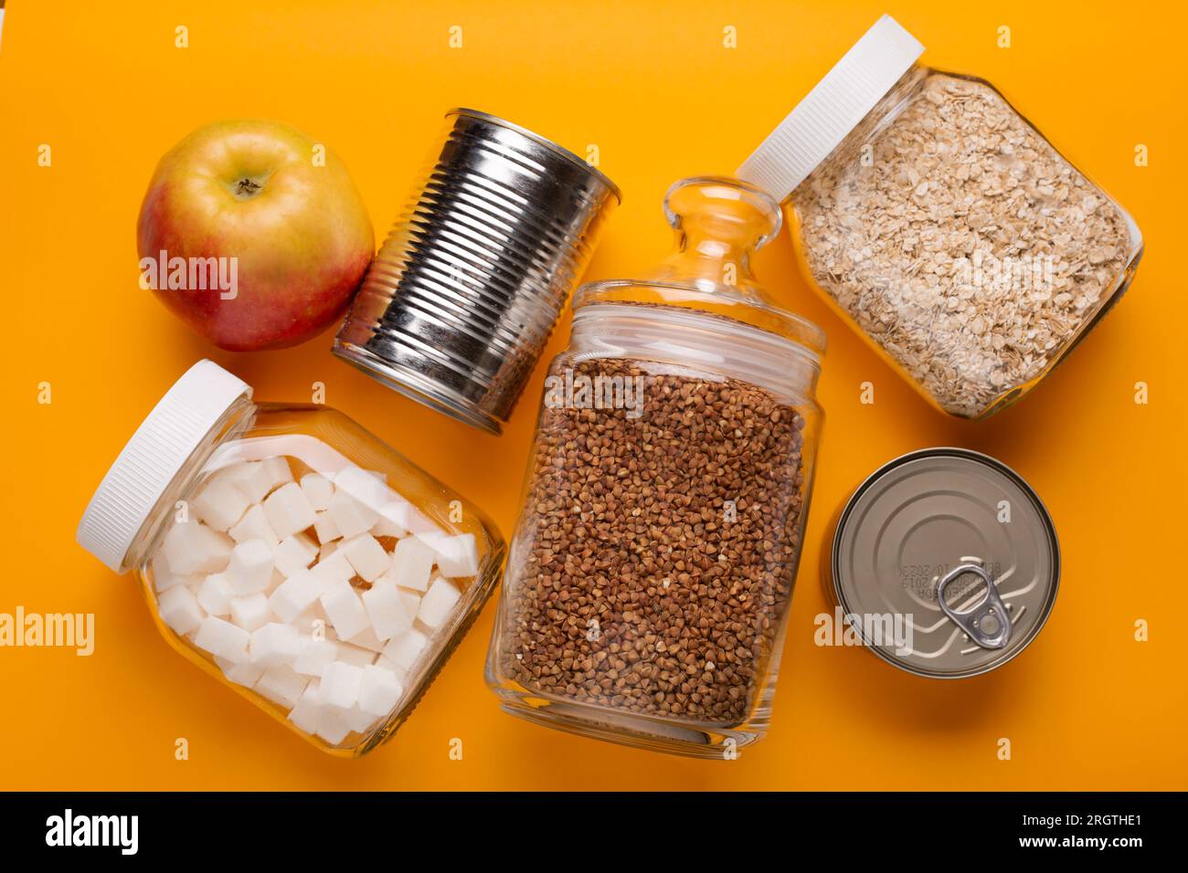 Spendet Lebensmittel in Dosen auf gelbem Tischhintergrund Stockfoto