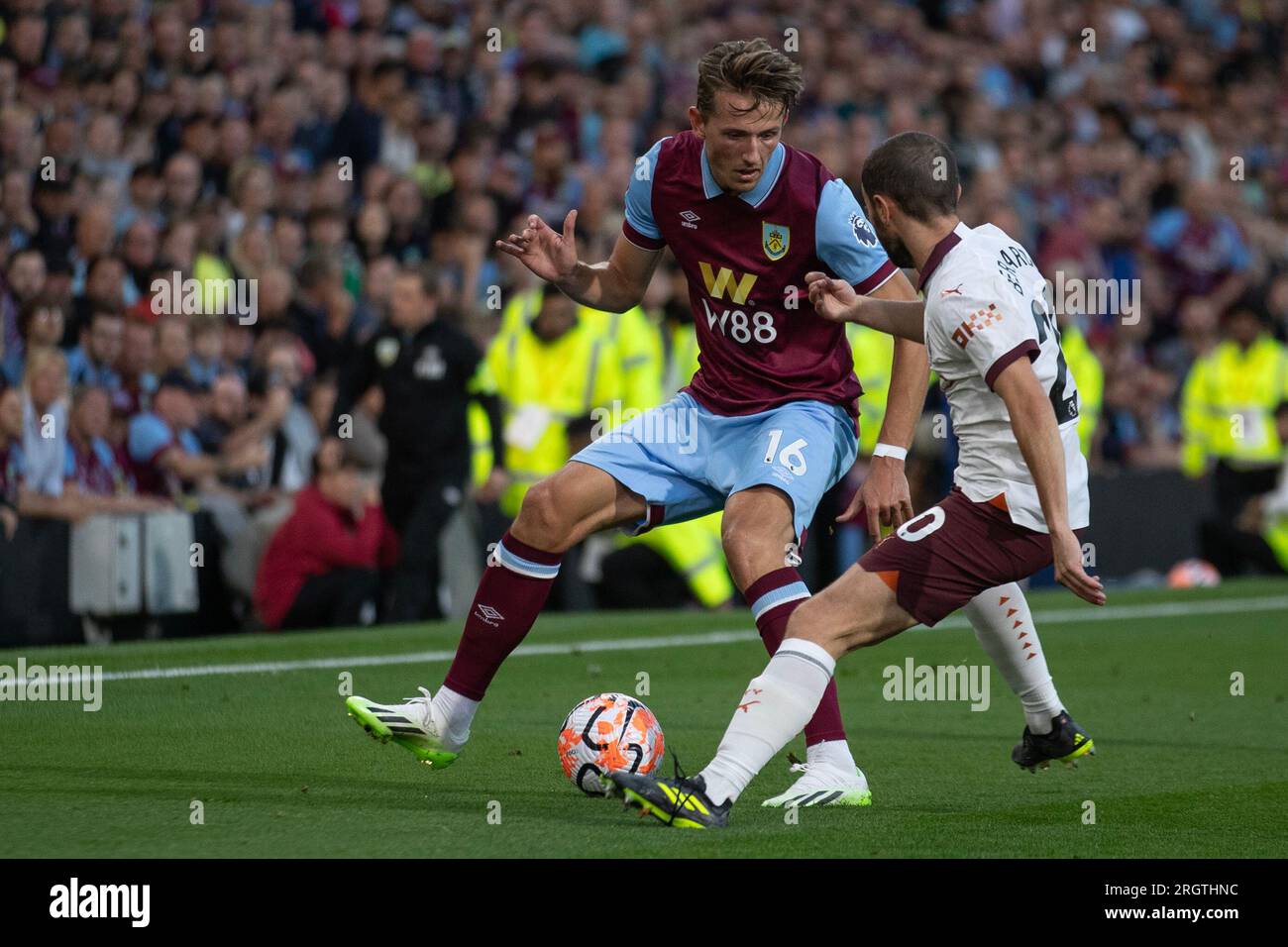 Sander Berge #16 des FC Burnley von Bernardo Silva #20 von Manchester City während des Premier League-Spiels zwischen Burnley und Manchester City in Turf Moor, Burnley, am Freitag, den 11. August 2023. (Foto: Mike Morese | MI News) Guthaben: MI News & Sport /Alamy Live News Stockfoto