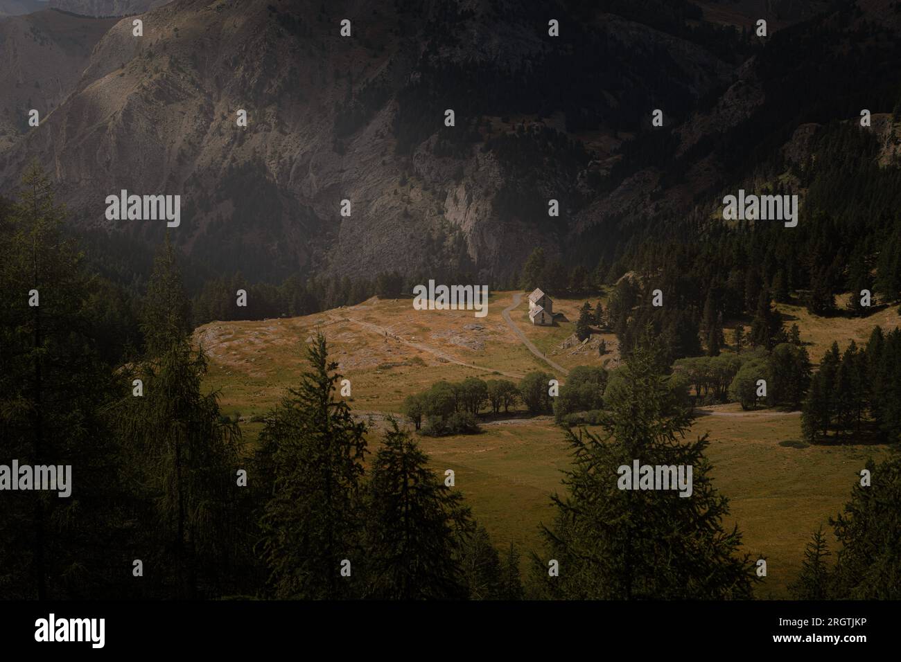 Ein kleines Haus auf einem der höchsten Bergseen der französischen alpen Stockfoto