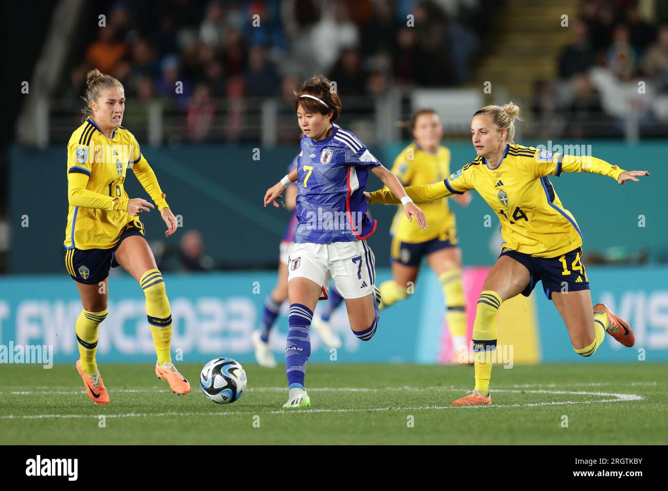 Auckland, Neuseeland. 11. Aug. 2023. (L-R) Filippa ANGELDAL (SWE), Hinata MIYAZAWA (JPN), Nathalie BJORN (SWE), 11. August 2023 - Fußball/Fußball: #7 Hinata MIYAZAWA of Japan fordert den Ball mit #16 Filippa ANGELDAL, #14 Nathalie BJORN von Schweden während des Finalspiels der FIFA Womens World Cup Australien & Neuseeland im 2023. Quartal zwischen Japan und Schweden im Eden Park in Auckland, Neuseeland. Kredit: AFLO/Alamy Live News Stockfoto