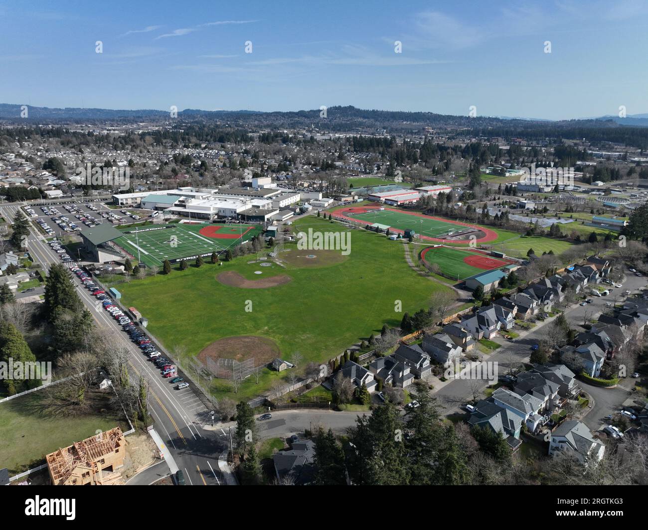 Tigard (Oregon) High School und die angrenzenden Sportfelder - Luftaufnahmen. Stockfoto
