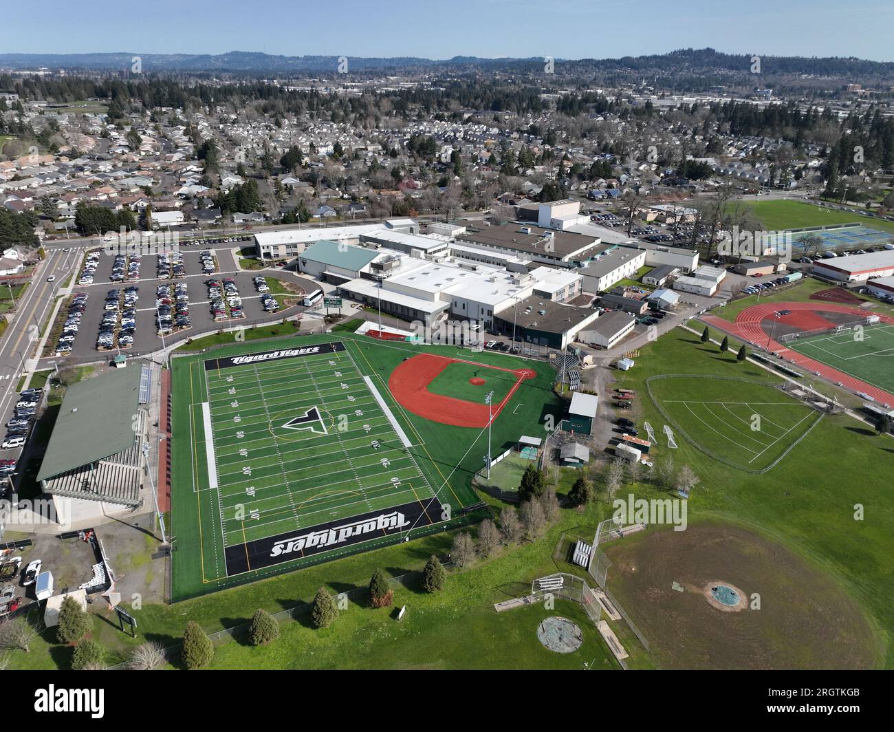 Tigard (Oregon) High School und die angrenzenden Sportfelder - Luftaufnahmen. Stockfoto