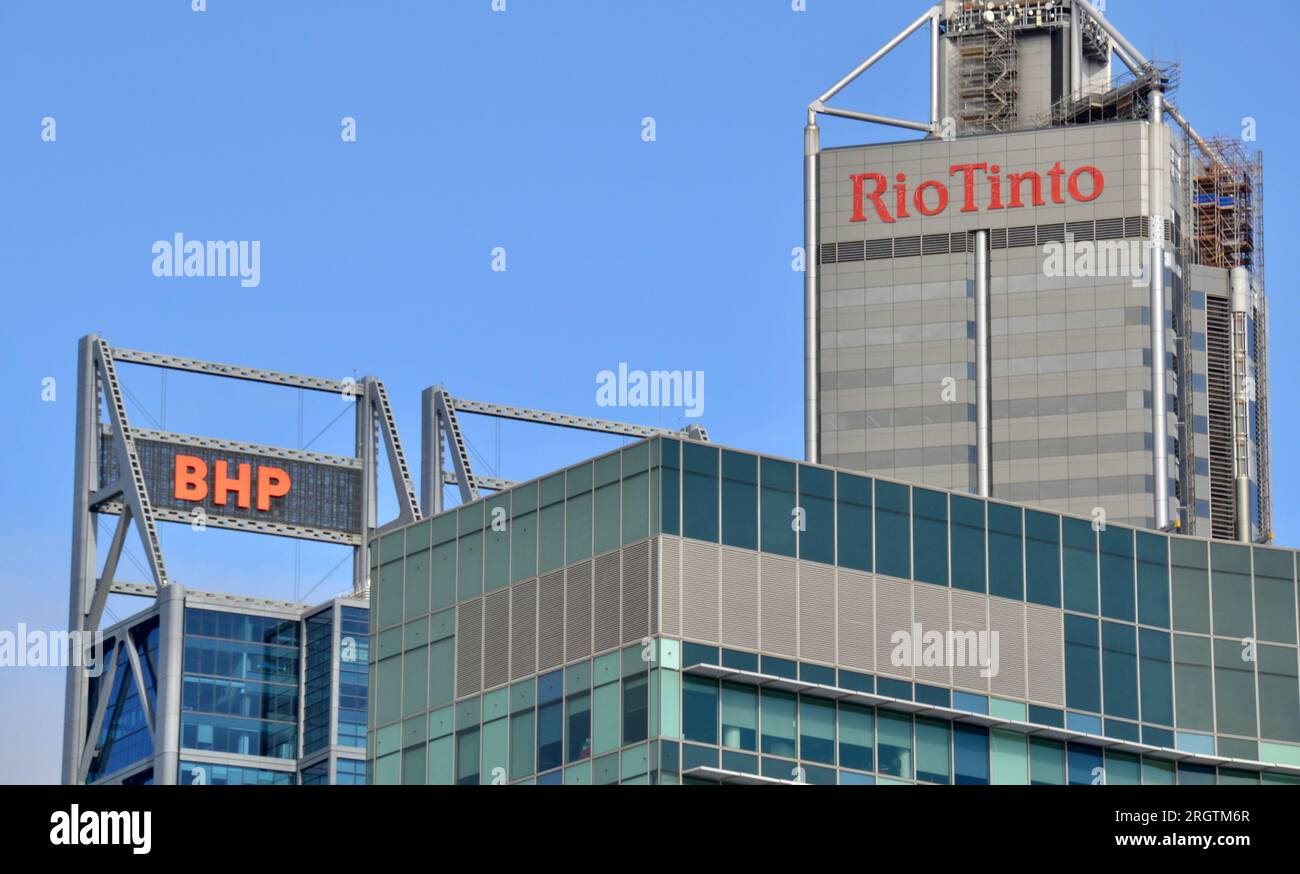 Berühmte Namen von Bergbauunternehmen auf den hohen Wolkenkratzergebäuden in Perth, Western Australia, sind Rio Tinto und BHP Stockfoto