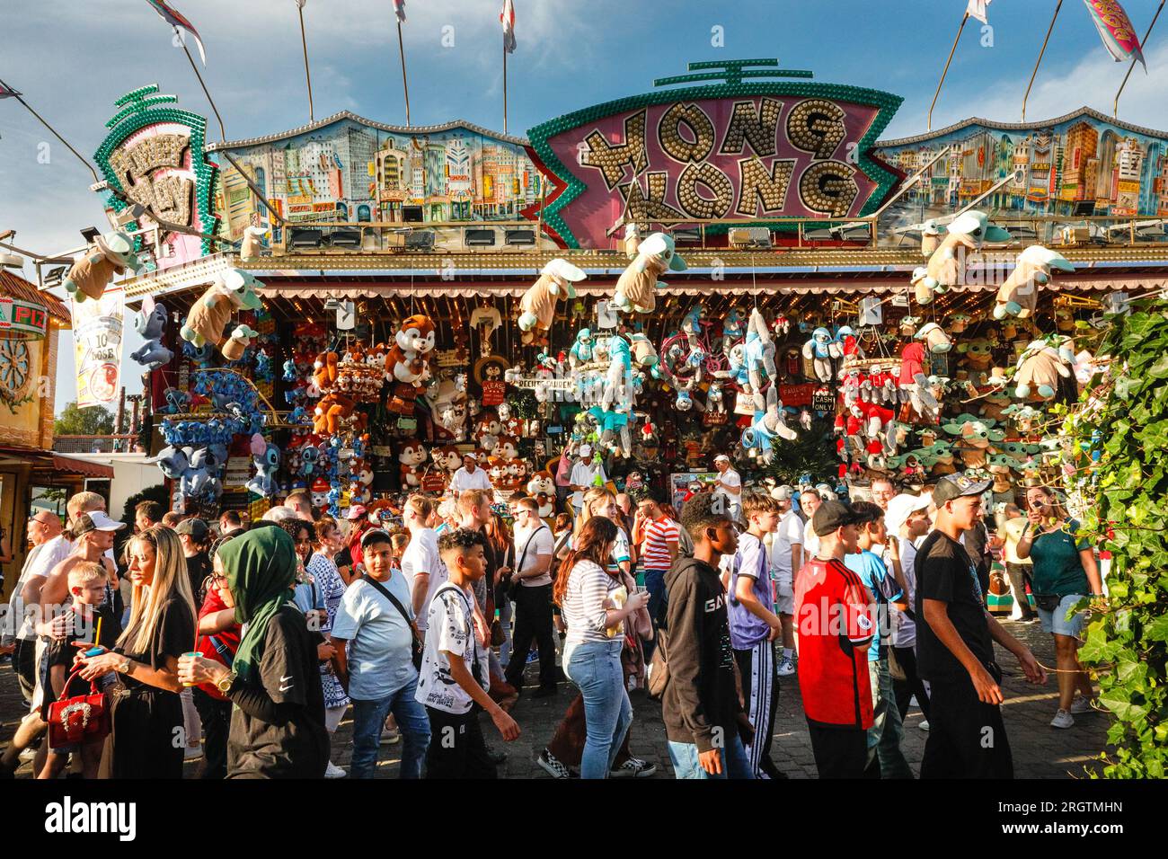 Herne, Deutschland. 11. Aug. 2023. Die Kirmes an ihrem bisher geschäftigsten Tag, in herrlichem Sonnenschein und warmen Temperaturen, die die Massen anziehen. Die Cranger Kirmes ist eine der größten in Deutschland. Die beliebte Messe zieht während ihres 10-tägigen Laufs regelmäßig mehr als 4m Besucher an, wobei die überwiegende Mehrheit am letzten Wochenende teilnimmt. Die Messe stammt aus dem frühen 18. Jahrhundert in Crange. Kredit: Imageplotter/Alamy Live News Stockfoto